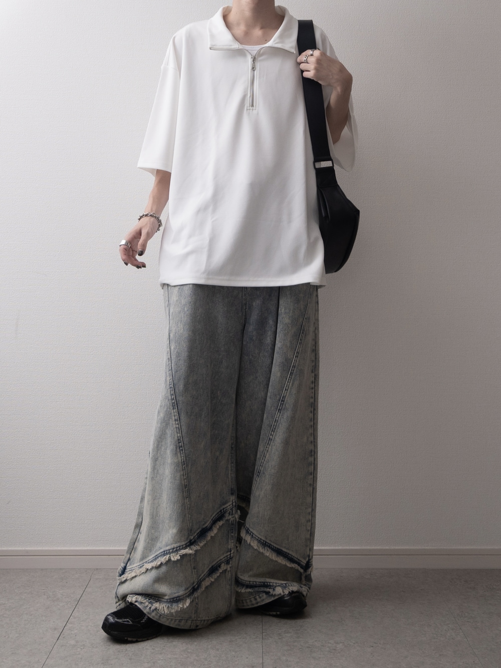 ホワイト系のTシャツ/カットソー、ブルー系のデニムパンツ、ブラック系のショルダーバッグを着用したメンズの夏コーディネートの1枚目の写真