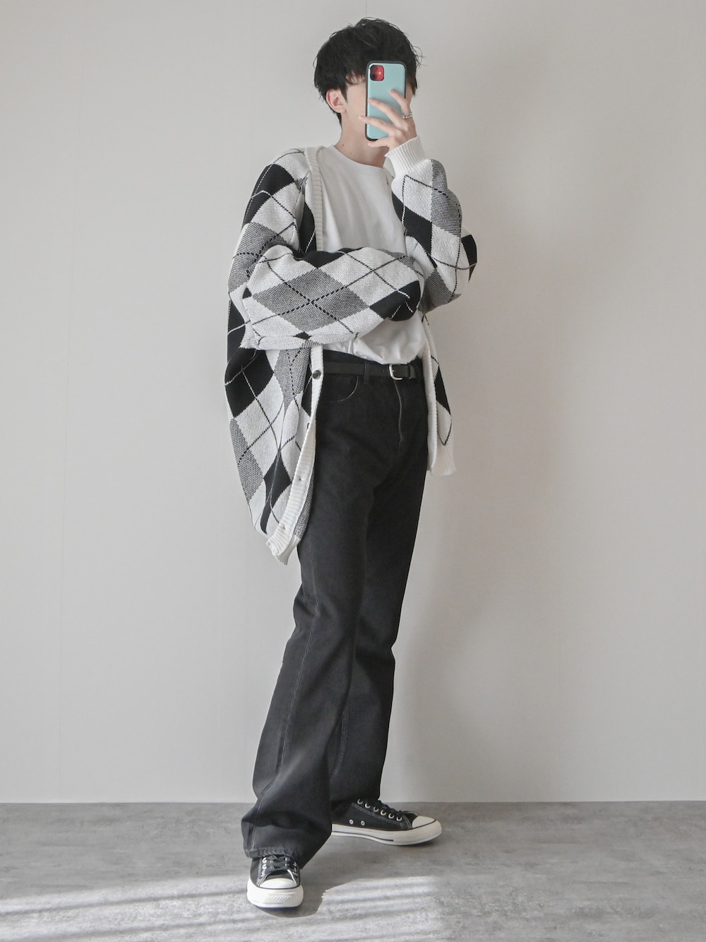 「タックイン、デニムパンツ、デニム、フレアパンツ、カーディガン、モノトーン、モノトーンコーデ、韓国ファッション、スニーカー、ロンT、レイヤードスタイル、大学生、ビッグシルエット、オーバーサイズ、春コーデ」｜「G.O.Cのビッグシルエットマルチジャガードカーディガン（カーディガン/ボレロ、ホワイト系）」を使った、まささん（メンズ・178cm）の春コーディネートの1枚目の写真
