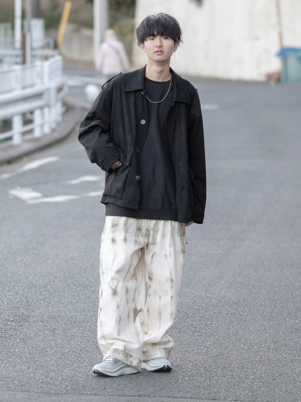 「休日スタイル、休日コーデ、ワイドパンツ、ペインターパンツ、モノトーン、モノトーンコーデ、厚底シューズ、レイヤードスタイル、CASPER JOHN、大学生、ビッグシルエット、オーバーサイズ、冬コーデ、きれいめカジュアル、ミリタリー」｜「CASPER JOHNのM-47 field jacket/M-47フィールドジャケット（ミリタリージャケット、ブラック系）」を使った、まささん（メンズ・178cm）の冬コーディネートの1枚目の写真