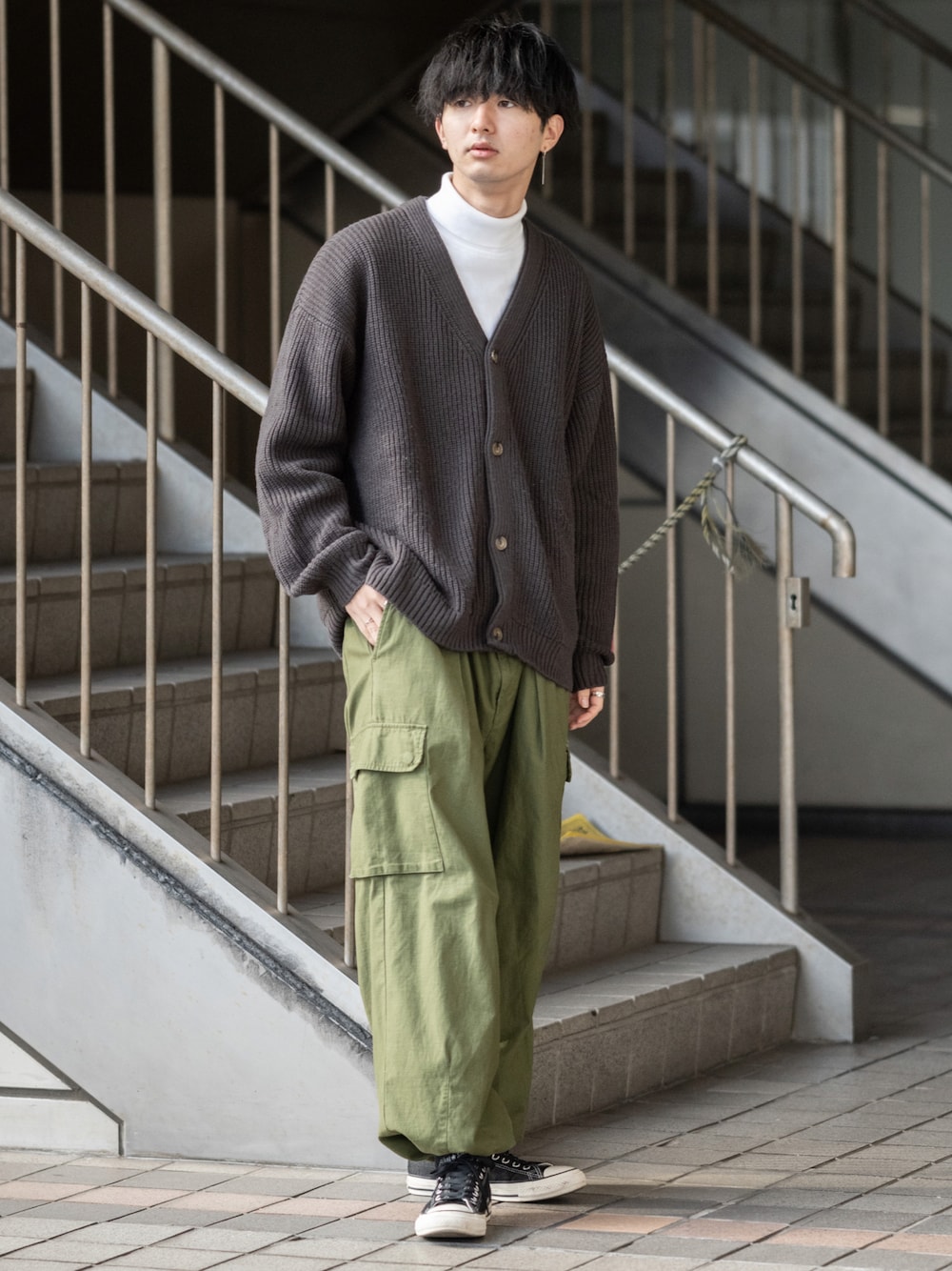 ホワイト系のTシャツ/カットソー、グレー系のカーディガン/ボレロ、グリーン系のカーゴパンツを着用したメンズの冬コーディネートの1枚目の写真