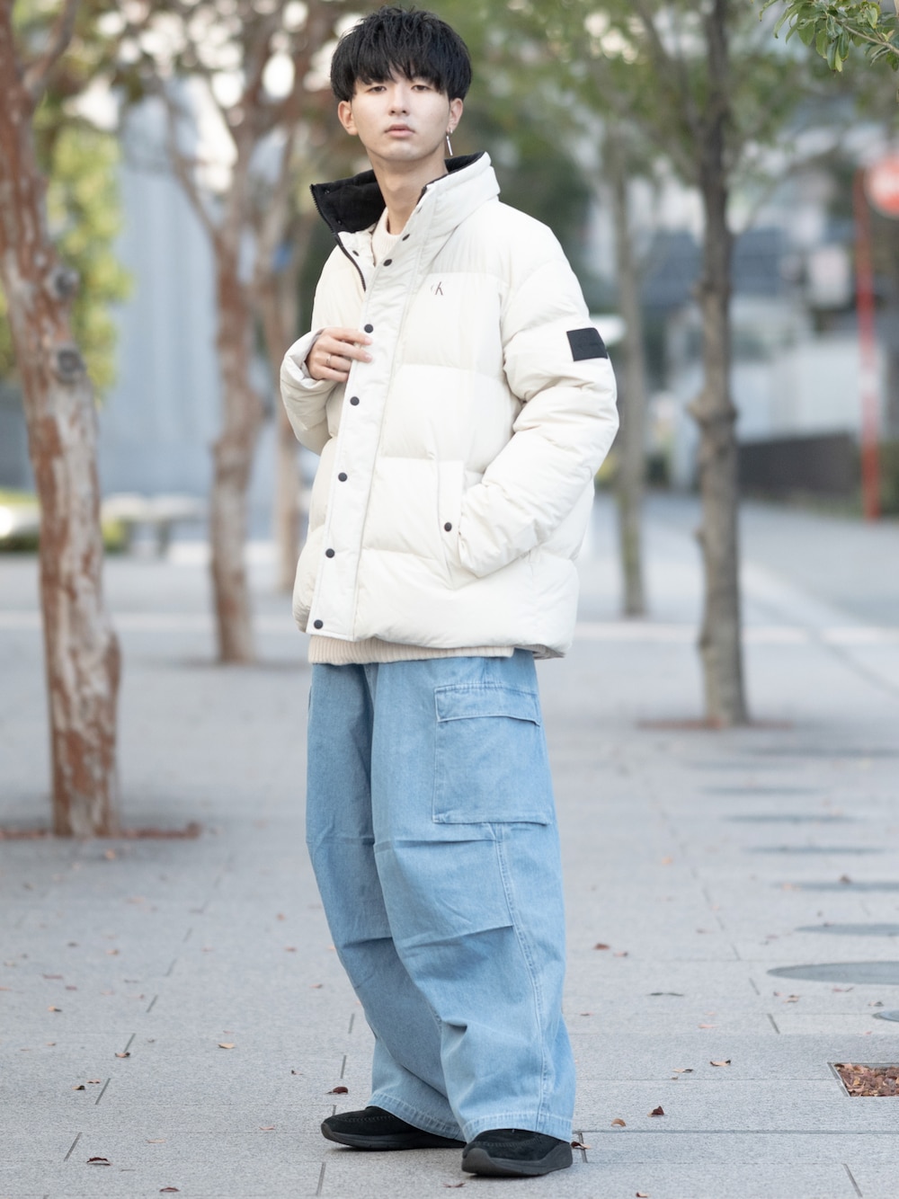 「Calvin Klein、ビッグシルエット、ワイドパンツ、デニム、デニムパンツ、カーゴパンツ、冬コーデ、ダウンジャケット、ダウン、大学生、レイヤードスタイル、厚底シューズ」｜「Calvin Kleinのバッジオーバーサイズ ダウンジャケット（ダウンジャケット/コート、ホワイト系）」を使った、まささん（メンズ・178cm）の秋コーディネートの1枚目の写真