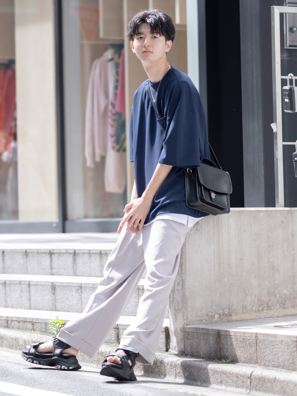 「WEARyouthコーデ、初夏コーデ、ETELIO、半袖Ｔシャツ、レイヤードスタイル、ミニバッグ、ショルダーバッグ、スクエアバッグ、スラックス、厚底シューズ、厚底サンダル、夏コーデ、シンプルスタイル、ワイドパンツ、ビッグシルエット」｜「ETELIOの【2点セット】梨地ポケット付きクルービッグTシャツ＆ロングタンクトップアンサンブルセット（Tシャツ/カットソー、ブルー系）」を使った、まささん（メンズ・178cm）の夏コーディネートの1枚目の写真