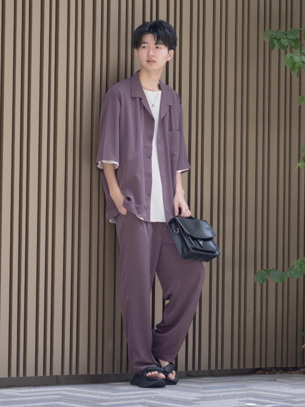 「WEARyouthコーデ、初夏コーデ、WEGO、パープル、セットアップ、オープンカラーシャツ、ワイドパンツ、ビッグシルエット、ゆるコーデ、リラックススタイル、ミニバッグ、厚底シューズ、厚底サンダル、レイヤードスタイル、大学生」｜「WEGOのWEGO by こーせ/【WEB限定】【セットアップ対応可能】トロミ オープンカラーBIGシャツ（シャツ/ブラウス、レッド系）」を使った、まささん（メンズ・178cm）の春コーディネートの1枚目の写真