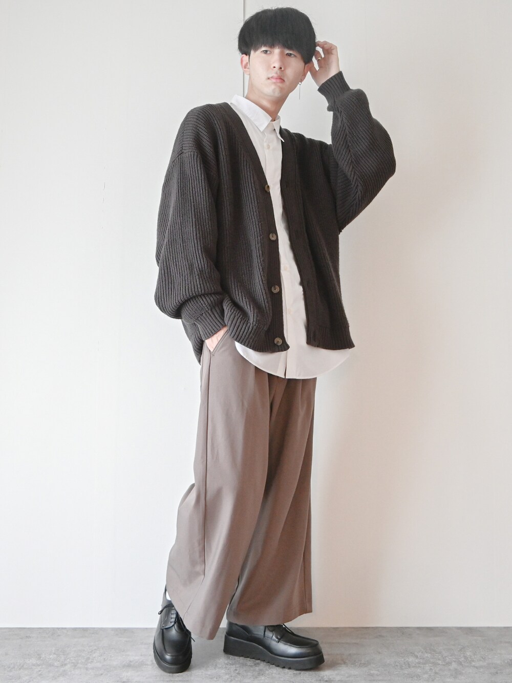 「オーバーサイズ、ビッグシルエット、ワイドパンツ、白シャツ、レイヤードスタイル、カーディガン、春夏コーデ、ローファー、革靴、大学生、厚底シューズ、カラーパンツ、プチプラ、休日スタイル、シンプルコーデ」｜「ASTRONOMYの畔編みルーズシルエットカーディガン（カーディガン/ボレロ、グレー系）」を使った、まささん（メンズ・178cm）の春コーディネートの1枚目の写真