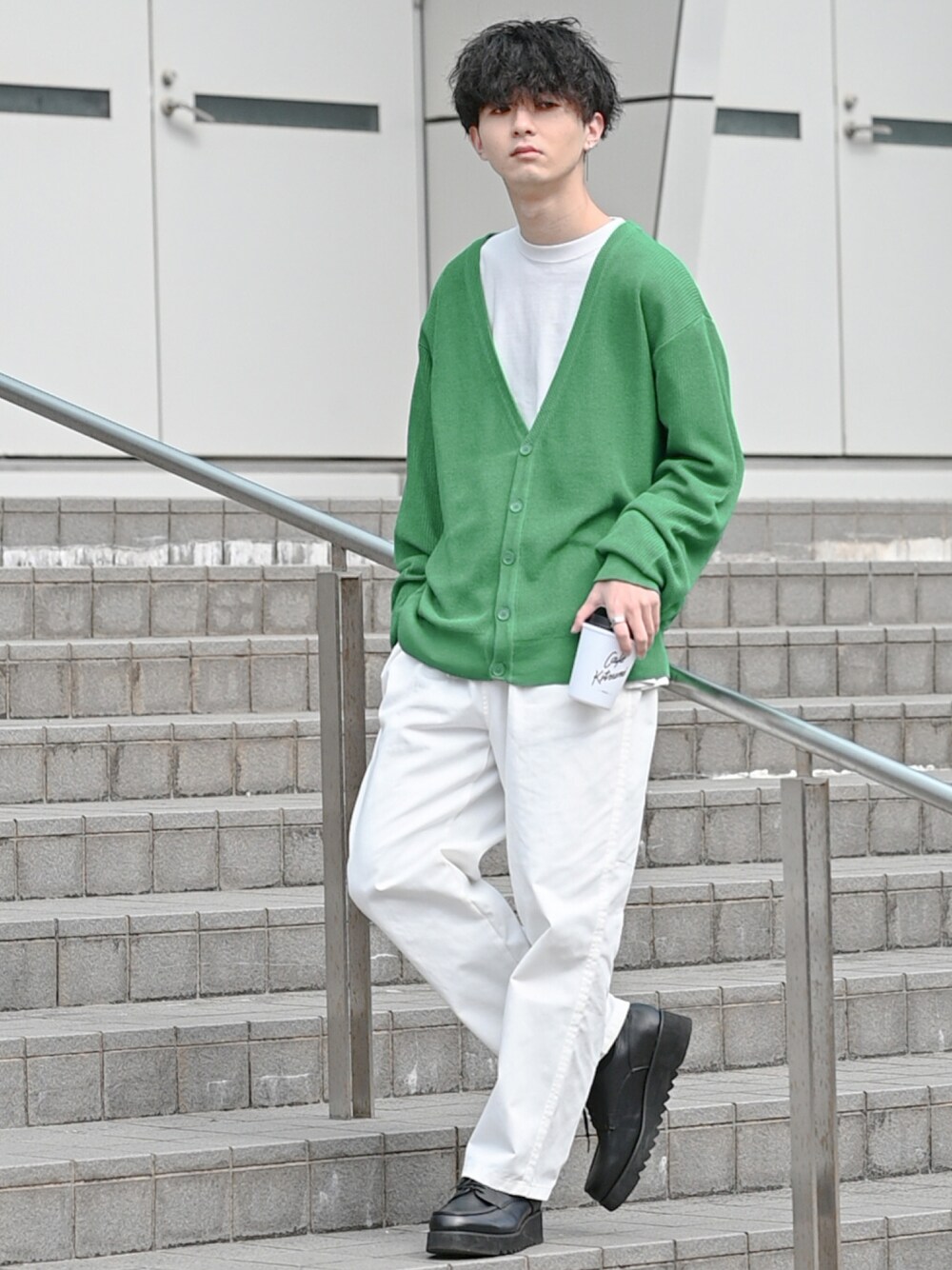 「グリーン、WEGO、プチプラ、プチプラコーデ、カーディガン、白パンツ、ワイドパンツ、シェフパンツ、大学生、ビッグシルエット、ローファー、革靴、レイヤードスタイル、オーバーサイズ、春コーデ」｜「WEGOのWEGO/リネンライクカーディガン（カーディガン/ボレロ、グリーン系）」を使った、まささん（メンズ・178cm）の春コーディネートの1枚目の写真