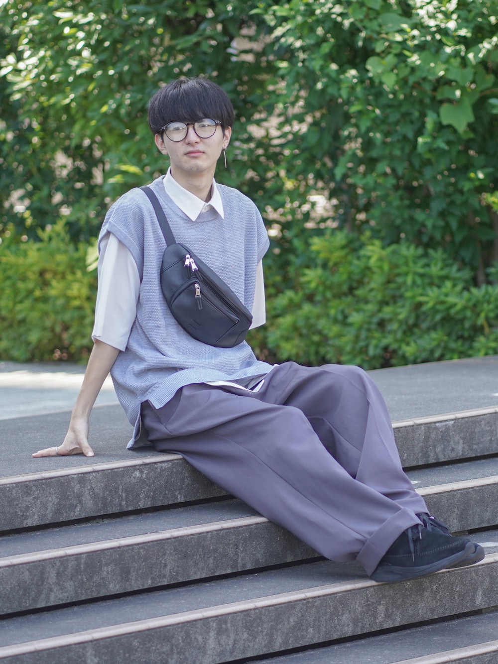 「WEARyouthコーデ、夏コーデ、ニットベスト、レイヤードスタイル、ビッグシルエット、モノトーン、モノトーンコーデ、シンプルコーデ、スラックス、ロールアップ、ボディバッグ、メガネ男子、シャツスタイル、ワイドパンツ、大学生」｜「RAGEBLUEのラグイージー/クリーンシャツ（シャツ/ブラウス、ホワイト系）」を使った、まささん（メンズ・178cm）の夏コーディネートの1枚目の写真