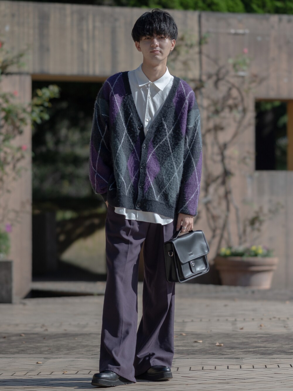 「WEARハロウィン2022、パープル、レイヤードスタイル、カーディガン、アーガイル柄、モヘアカーディガン、モヘアニット、カラーパンツ、ワイドパンツ、フレアパンツ、厚底シューズ、ミニバッグ、大学生、RAGEBLUE、休日スタイル」｜「RAGEBLUEのモヘヤアーガイル柄シャギーニットカーディガン（カーディガン/ボレロ、パープル系）」を使った、まささん（メンズ・178cm）の秋コーディネートの1枚目の写真