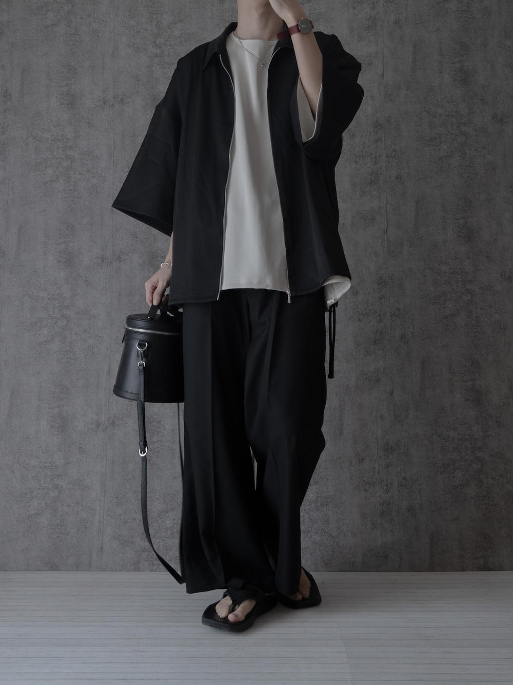 「muleboyのSQUARE X（サンダル、ブラック系）」を使った、まささん（メンズ・178cm）の春コーディネートの1枚目の写真