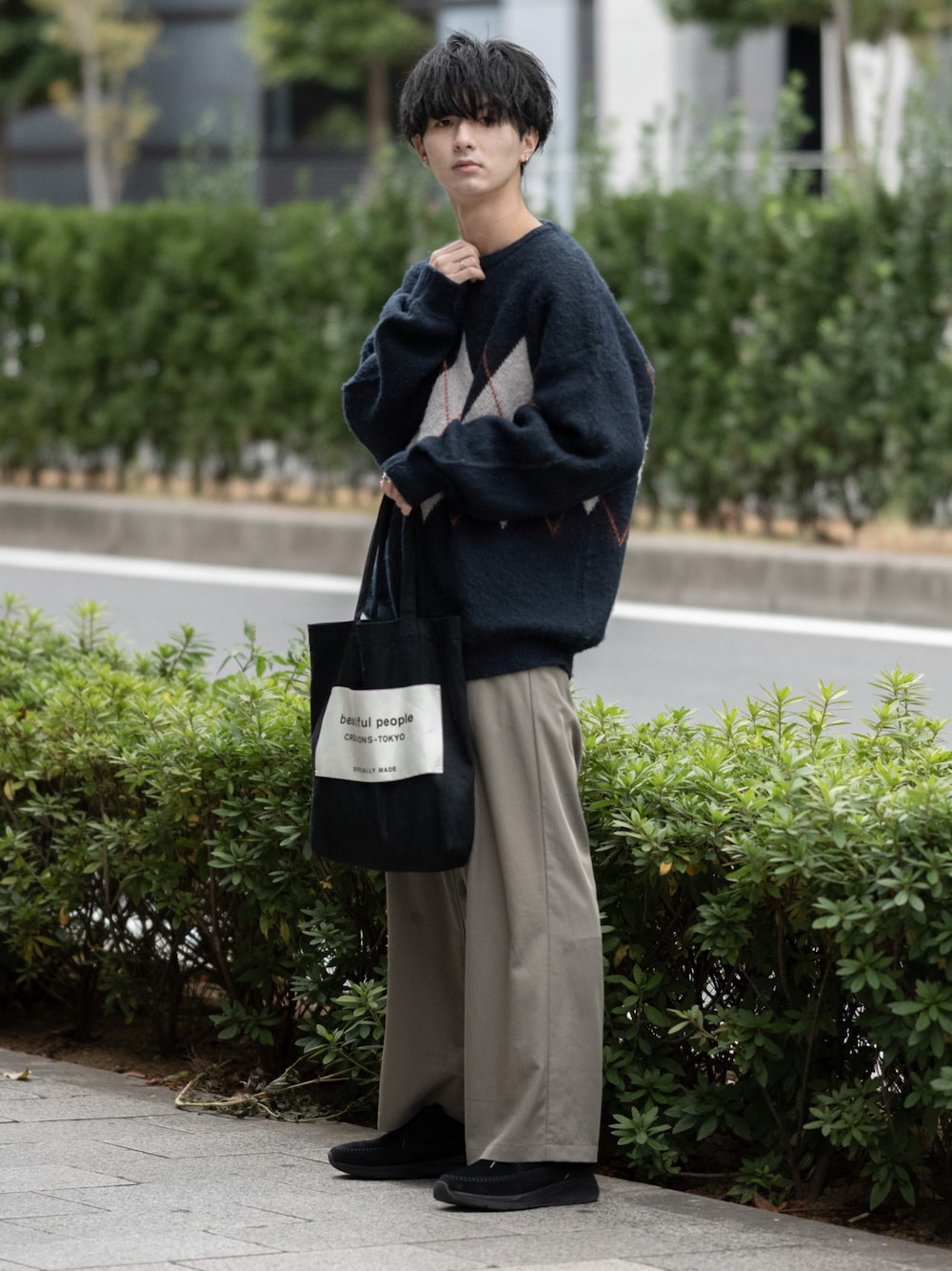 「アーガイル柄、アーガイル、ワイドパンツ、イージーパンツ、ニット、ベージュ、ネイビー、大学生、clarks、厚底シューズ、トートバッグ、ビッグシルエット、秋コーデ、シンプルコーデ、休日スタイル」｜「ClarksのCoastLiteWeave / コーストライトウィーブ（ブラックスエード）（スニーカー、ブラック系）」を使った、まささん（メンズ・178cm）の秋コーディネートの1枚目の写真