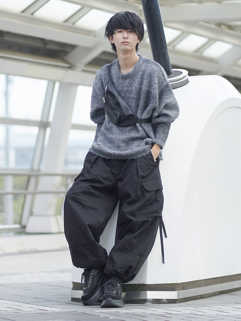 ブラック系のカーゴパンツ、ブラック系のスニーカー、ブラック系のボディバッグ/ウエストポーチを着用したメンズの秋コーディネートの1枚目の写真