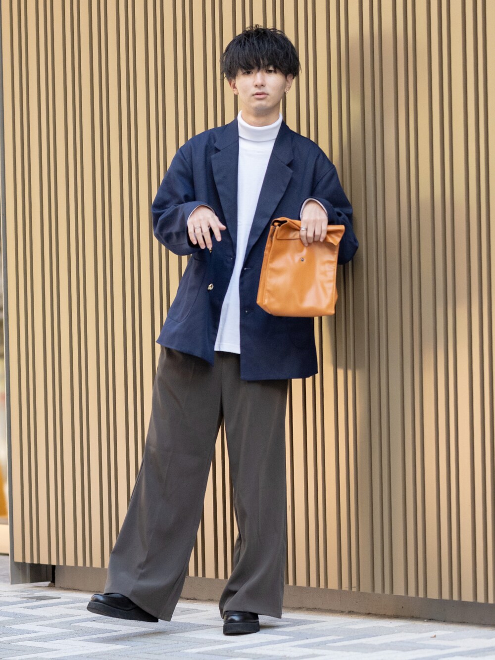 「WEARハロウィン2022、紺ブレ、ジャケット、ミニバッグ、秋コーデ、タートルネック、レイヤードスタイル、大学生、ワイドパンツ、フレアパンツ、厚底シューズ、ローファー、ビッグシルエット、休日コーデ、休日スタイル」｜「remerのloose basic turtle neck Tee / ルーズベーシックタートルネックTee（Tシャツ/カットソー、ホワイト系）」を使った、まささん（メンズ・178cm）の秋コーディネートの1枚目の写真