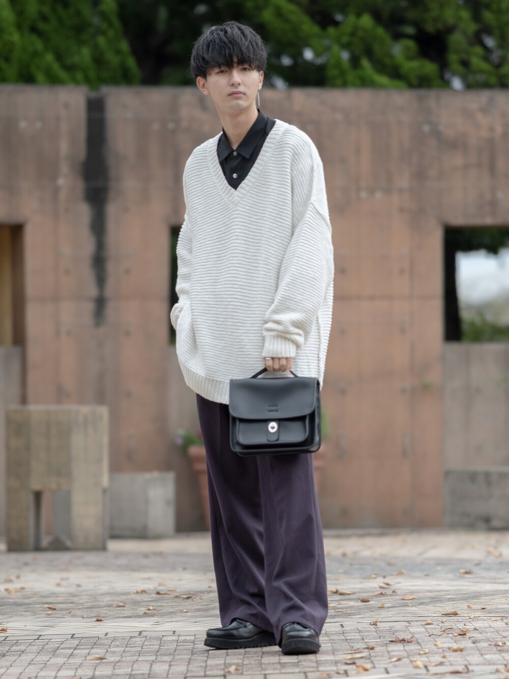 「WEARハロウィン2022、カラーパンツ、パープル、レイヤードスタイル、フレアパンツ、ワイドパンツ、大学生、ミニバッグ、厚底シューズ、秋コーデ、休日スタイル、休日コーデ、RAGEBLUE、HARE、ニット」｜「RAGEBLUEのスラブVネック/ビッグニット/262840（ニット/セーター、ホワイト系）」を使った、まささん（メンズ・178cm）の秋コーディネートの1枚目の写真