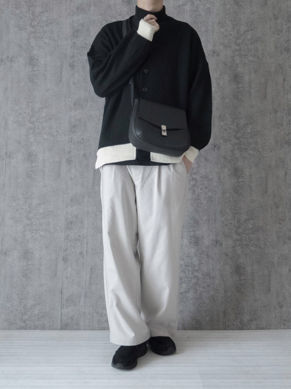 「タートルネック、モノトーン、モノトーンコーデ、カーディガン、やーこん好きな人と繋がりたい、白パンツ、ワイドパンツ、厚底シューズ、ショルダーバッグ、ミニバッグ、シンプルコーデ、大学生、プチプラ、プチプラコーデ、シンプル」｜「anownのボリュームスリーブニットカーデ【ファッションインフルエンサーやーこん×anown限定コラボ】（カーディガン/ボレロ、ブラック系）」を使った、まささん（メンズ・178cm）の冬コーディネートの1枚目の写真