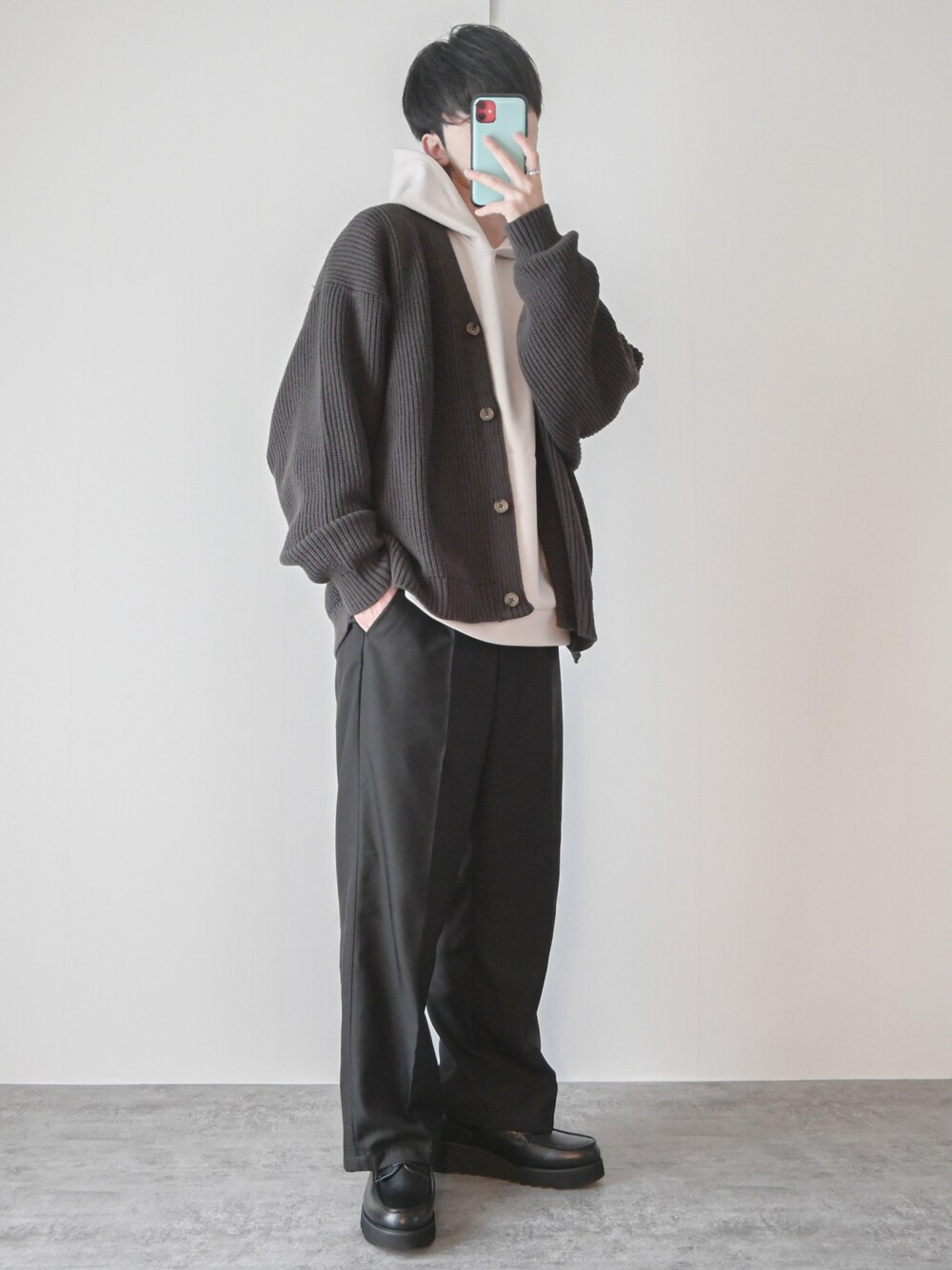 「レイヤードスタイル、パーカー、カーディガン、プチプラ、ワイドパンツ、大学生、春コーデ、シンプル、ゆるコーデ、ビッグシルエット、オーバーサイズ、ローファー、革靴、きれいめカジュアル、モノトーン」｜「ITEMS URBANRESEARCHのライトダンボール プルオーバーパーカー（パーカー、ベージュ系）」を使った、まささん（メンズ・178cm）の冬コーディネートの1枚目の写真