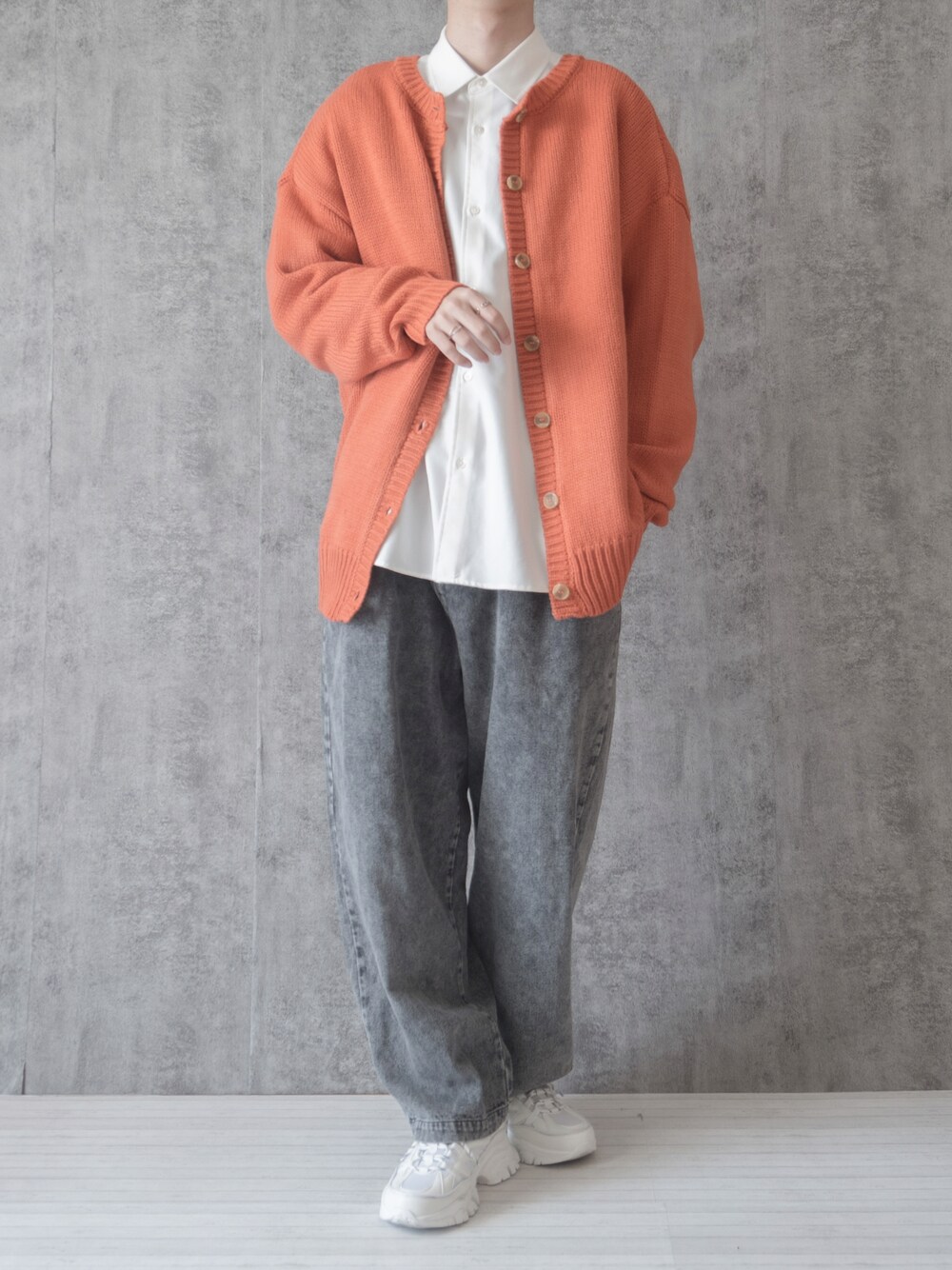 「カーディガン、ビッグシルエット、オーバーサイズ、ワイドパンツ、デニム、デニムパンツ、厚底シューズ、厚底スニーカー、レイヤードスタイル、大学生、プチプラ、プチプラコーデ、休日コーデ、休日スタイル、オレンジ」｜「classicalelfの1枚でこなれ感。2WAYローゲージクルーネックプルオーバー＆カーディガン（カーディガン/ボレロ、オレンジ系）」を使った、まささん（メンズ・178cm）の冬コーディネートの1枚目の写真