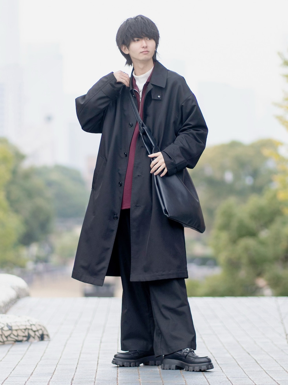「新星WEARISTAにエントリー、WEARyouthコーデ、ハーフジップ、ロングコート、ステンカラーコート、ビッグシルエット、レイヤードスタイル、冬アウター、赤、ワイドパンツ、ローファー、厚底シューズ、ショルダーバッグ、クリスマスに着たい服、マイベストコーデ2023」｜「RAGEBLUEの【まさコラボアイテム】2WAYステンカラーコート（ステンカラーコート、ブラック系）」を使った、まささん（メンズ・178cm）の冬コーディネートの1枚目の写真