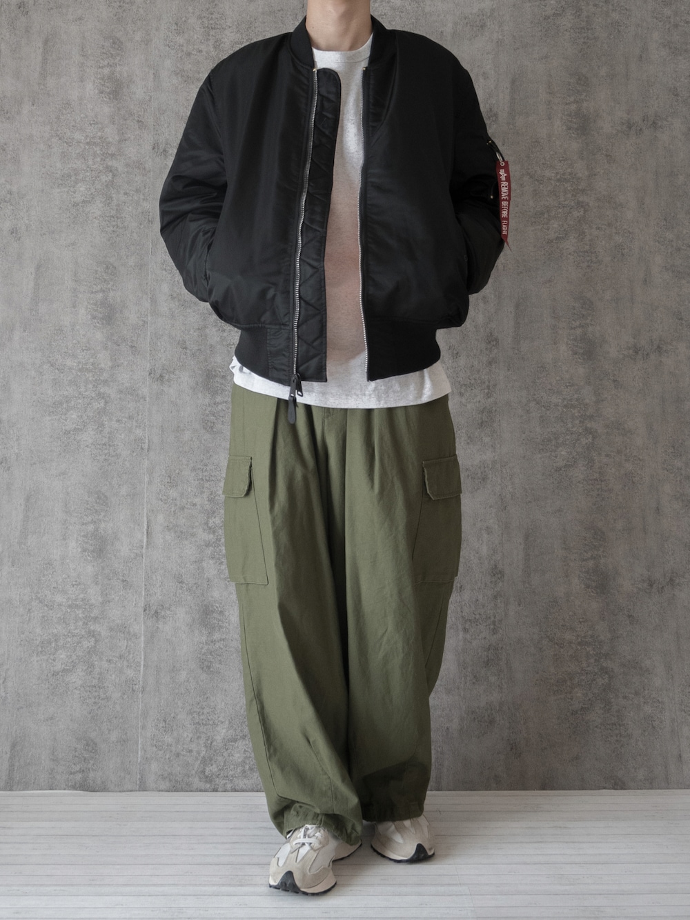 「ALPHAのAlpha Industries/アルファインダストリーズ MA-1 CORE SPEC フライトジャケット（U.S.サイズ）リバーシブル（MA-1、ブラック系）」を使った、まささん（メンズ・178cm）の秋コーディネートの1枚目の写真
