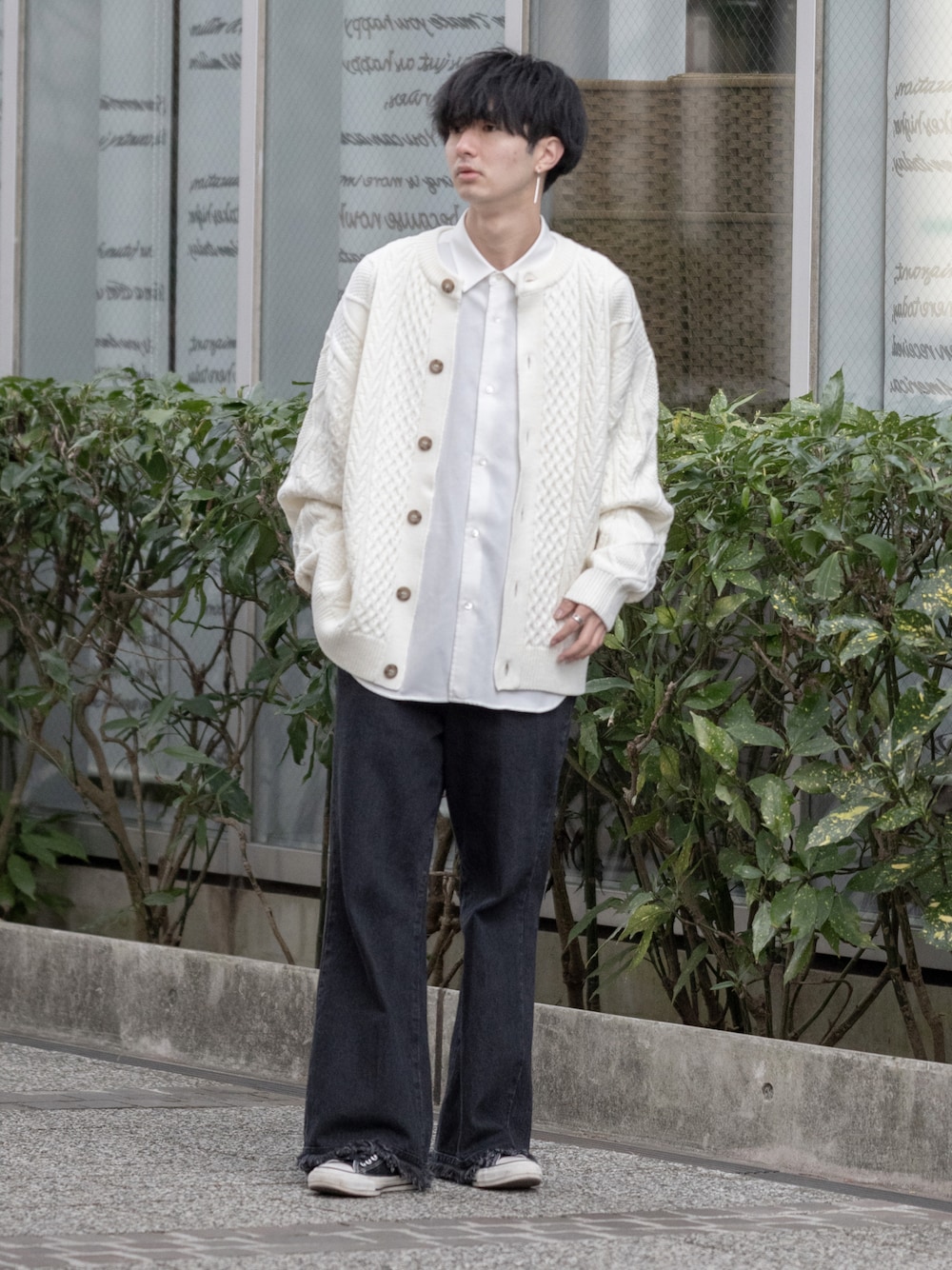 「フレアパンツ、デニムパンツ、デニム、フリンジ、フリンジデニム、converse、スニーカー、カーディガン、レイヤードスタイル、ビッグシルエット、GU、モノトーン、モノトーンコーデ、プチプラ、プチプラコーデ」｜「EDWINの【ZOZO限定】　Nocty×EDWINコラボ　フリンジワイドフレアパンツ（デニムパンツ、ブラック系）」を使った、まささん（メンズ・178cm）の冬コーディネートの1枚目の写真