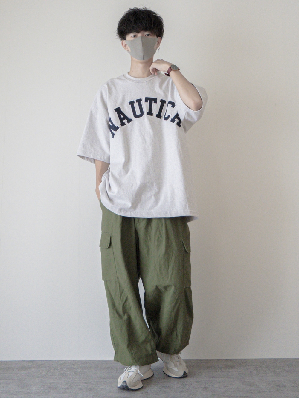 「カーゴパンツ、カーキ、ロゴT、休日スタイル、休日コーデ、半袖Ｔシャツ、ビックシルエット、オーバーサイズ、ゆるコーデ、ミリタリー、アウトドアスタイル、大学生、厚底シューズ、厚底スニーカー、ワイドパンツ」｜「NAUTICAのNAUTICA/ノーティカ “TOO HEAVY” Arch Logo S/S Tee（Tシャツ/カットソー、グレー系）」を使った、まささん（メンズ・178cm）の夏コーディネートの1枚目の写真