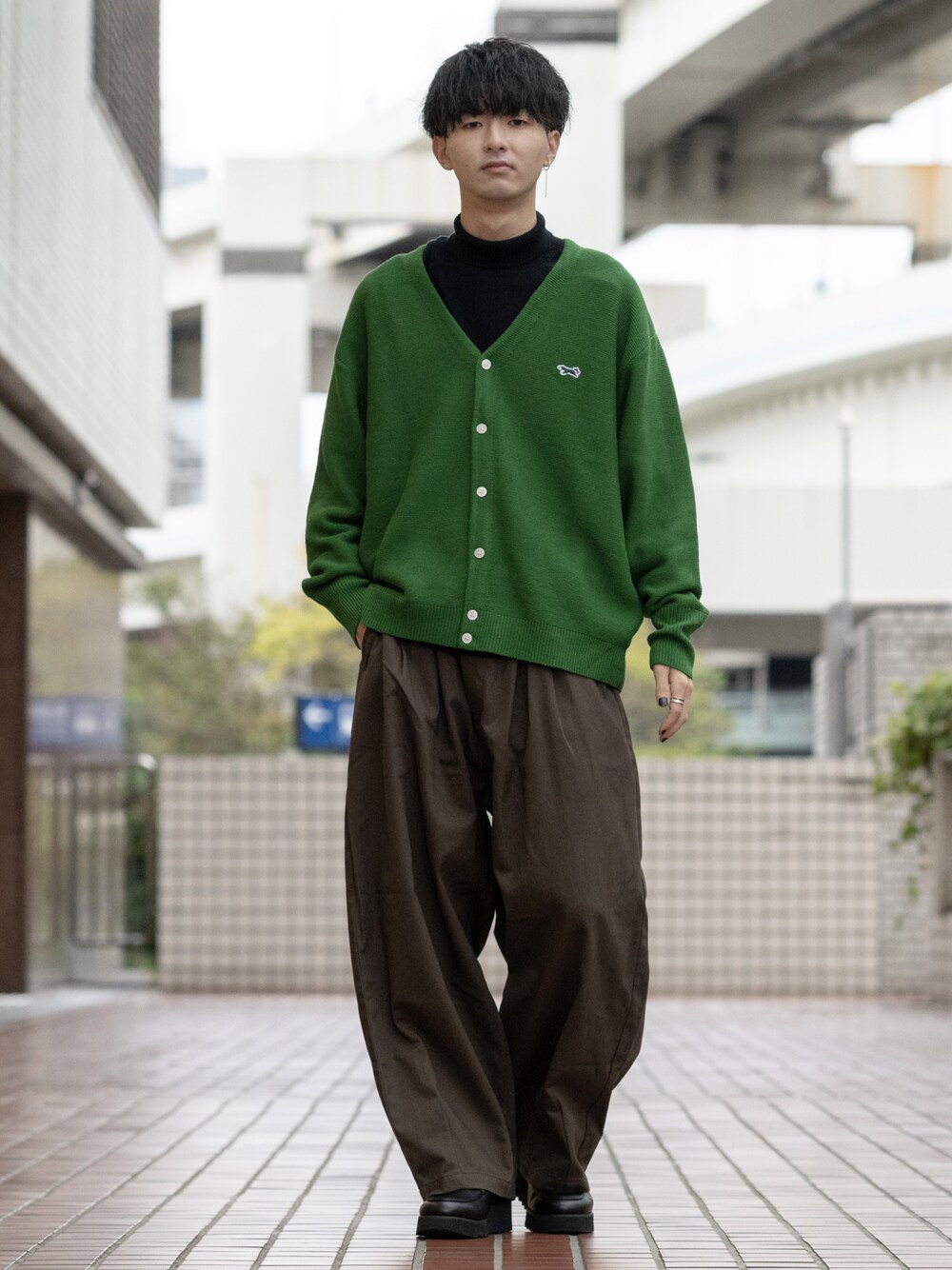 「秋ルック紹介するよ、秋コーデ、チノパン、ワイドパンツ、ブラウン、グリーン、ビッグシルエット、カーディガン、厚底シューズ、ローファー、レイヤードスタイル、大学生、オーバーサイズ、RUUBON、ルーボン」｜「PENNEYSの『別注』PENNEYS×DOORS　THE FOX Vネックニットカーディガン（カーディガン/ボレロ、グリーン系）」を使った、まささん（メンズ・178cm）の秋コーディネートの1枚目の写真