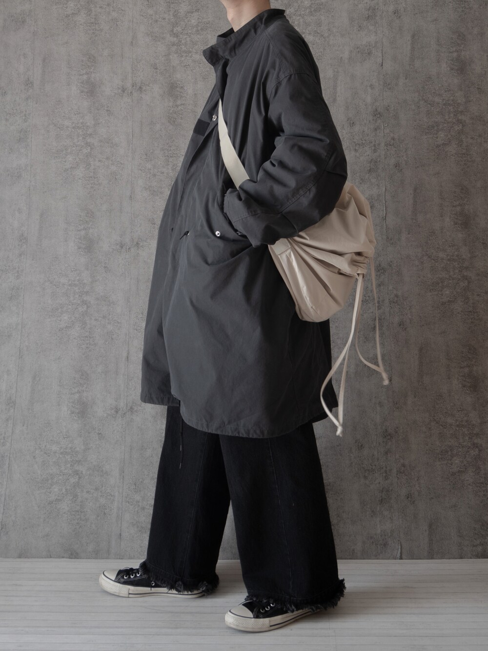「モッズコート、remer、UNIQLO、ショルダーバッグ、モノトーン、モノトーンコーデ、プチプラ、プチプラコーデ、シンプルコーデ、converse、デニム、デニムパンツ、フリンジ、ビッグシルエット、大学生」｜「remerの【M65】loose military coat (3WAY) / M65ルーズミリタリーコート（その他アウター、グレー系）」を使った、まささん（メンズ・178cm）の冬コーディネートの1枚目の写真