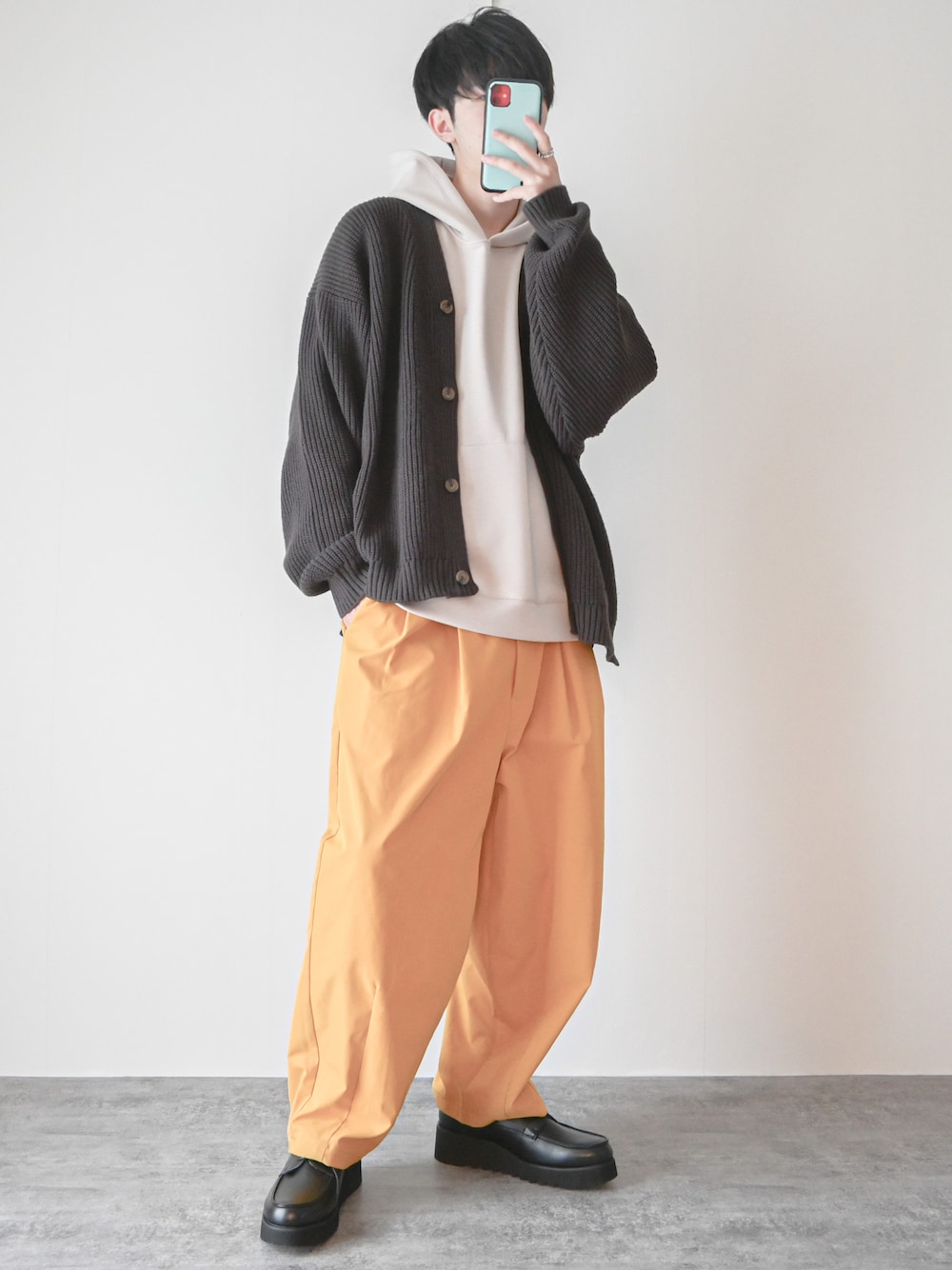 「チョコ色に染まれ、バルーンパンツ、ワイドパンツ、カラーパンツ、パーカー、カーディガン、大学生、プチプラ、プチプラコーデ、春コーデ、休日スタイル、休日コーデ、革靴、ローファー、レイヤードスタイル」｜「ASTRONOMYの畔編みルーズシルエットカーディガン（カーディガン/ボレロ、グレー系）」を使った、まささん（メンズ・178cm）の冬コーディネートの1枚目の写真