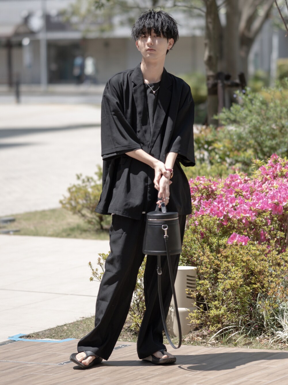 「WEARyouthコーデ、初夏コーデ、休日スタイル、セットアップ、セットアップスタイル、オールブラック、ワントーンコーデ、ミニバッグ、ショルダーバッグ、バニティバッグ、サンダル、ワイドパンツ、シンプルスタイル、ビッグシルエット、レイヤードスタイル」｜「ETELIOの【セットアップ】リネンライクダブルテーラードシャツ+ワイドイージパンツ（セットアップ、ブラック系）」を使った、まささん（メンズ・178cm）の夏コーディネートの1枚目の写真