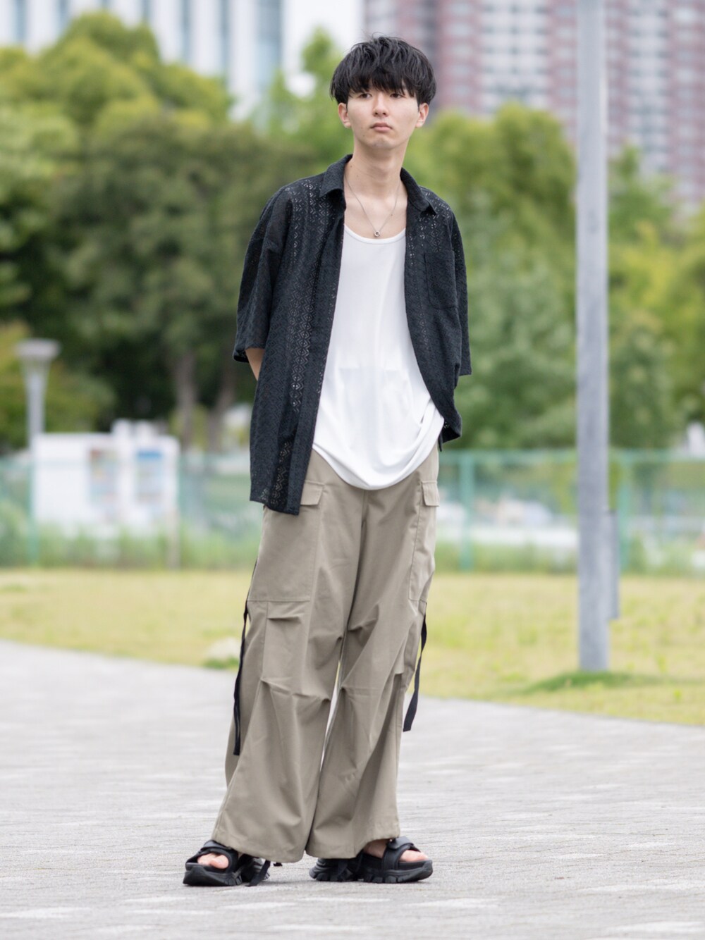 「レースシャツ、夏コーデ、レイヤードスタイル、カーゴパンツ、ワイドパンツ、サンダル、厚底シューズ、厚底サンダル、大学生、タンクトップ、シャツスタイル、ビッグシルエット、プチプラ、プチプラコーデ、オーバーサイズ」｜「Adoon plainの【Adoon plain】レースシアーシャツ（シャツ/ブラウス、ブラック系）」を使った、まささん（メンズ・178cm）の夏コーディネートの1枚目の写真