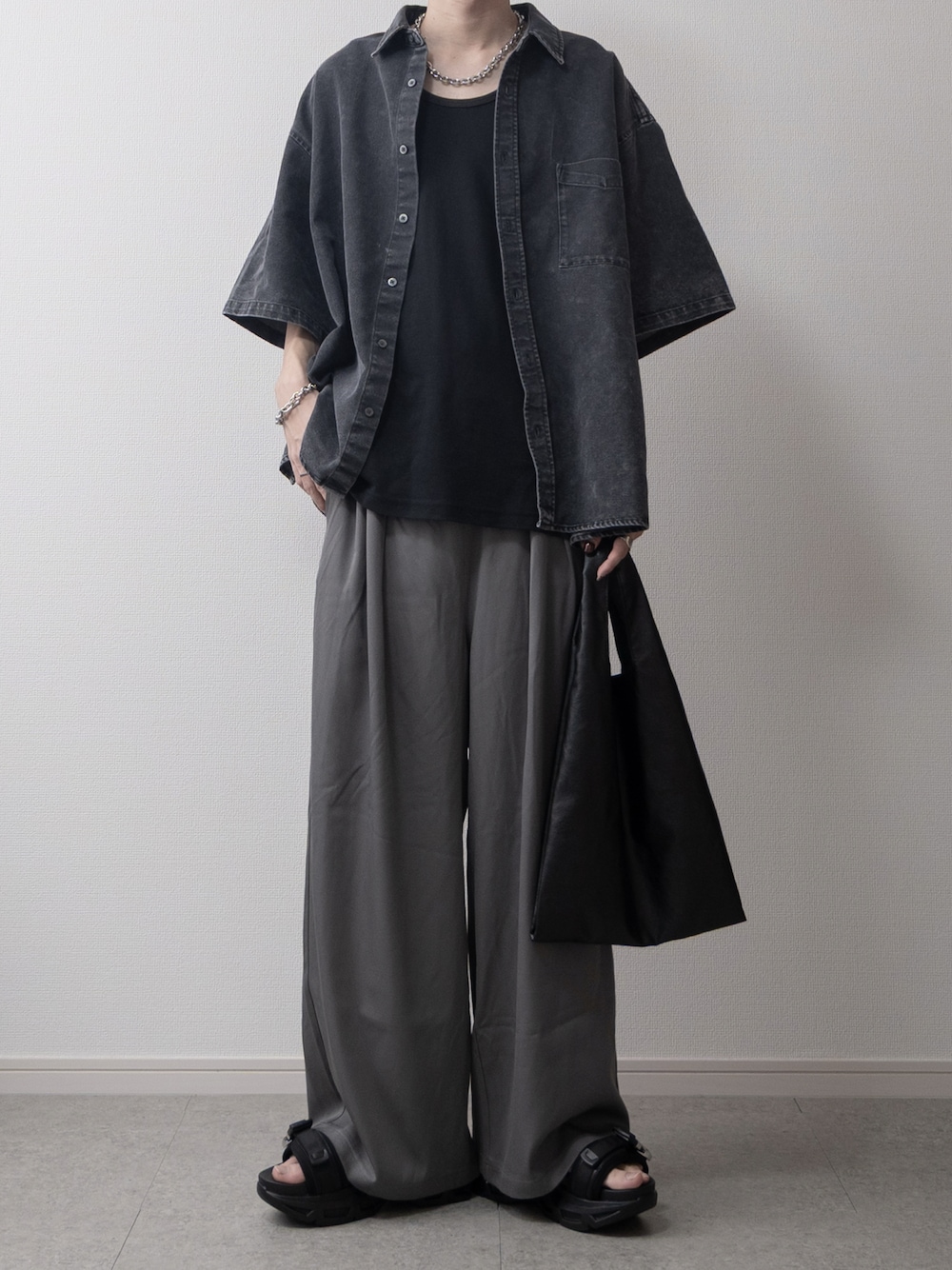 「デニム、デニムシャツ、サンダル、厚底サンダル、ワイドパンツ、トートバッグ、ビッグシルエット」｜「Alfred Alexの【Alfred Alex】オーバーサイズヴィンテージメイクデニムシャツ（シャツ/ブラウス、ブラック系）」を使った、まささん（メンズ・178cm）の夏コーディネートの1枚目の写真