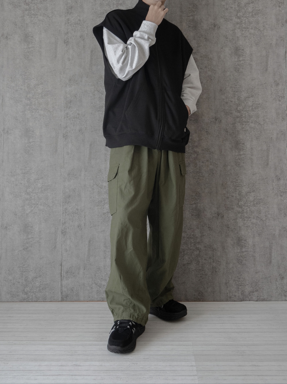 「秋服準備はじめました、ベスト、ロンT、レイヤードスタイル、大学生、カーゴパンツ、カーキ、カーキパンツ、厚底シューズ、ビッグシルエット、ゆるコーデ、オーバーサイズ、RAGEBLUE、プチプラ、プチプラコーデ」｜「SIGNAL SPORTSの【SIGNAL SPORTS】裏毛スタンドジップルーズベスト（ベスト、ブラック系）」を使った、まささん（メンズ・178cm）の秋コーディネートの1枚目の写真