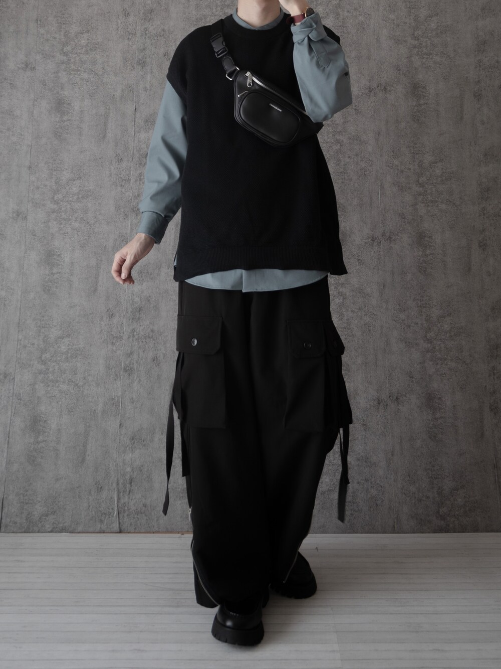 「SERACEの【SERACE】Loose silhouette knitted vest / ルーズシルエットニットベスト（ベスト、ブラック系）」を使った、まささん（メンズ・178cm）の春コーディネートの1枚目の写真