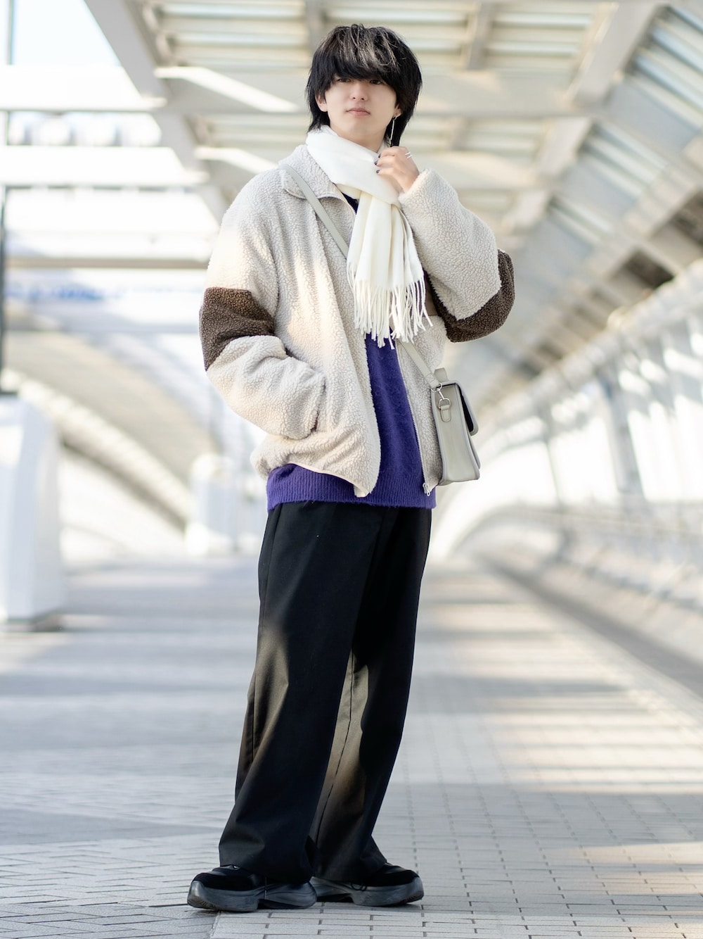 「冬アウター、冬コーデ、ワイドパンツ、ボア、ボアジャケット、カラーニット、ニット、マフラー、マフラーぐるぐる、ビッグシルエット、プチプラ、プチプラコーデ、厚底シューズ、きれいめカジュアル、休日スタイル」｜「ETELIOのビッグシルエットシープボア袖ラインスタンドネックジャケット（ブルゾン、ベージュ系）」を使った、まささん（メンズ・178cm）の冬コーディネートの1枚目の写真