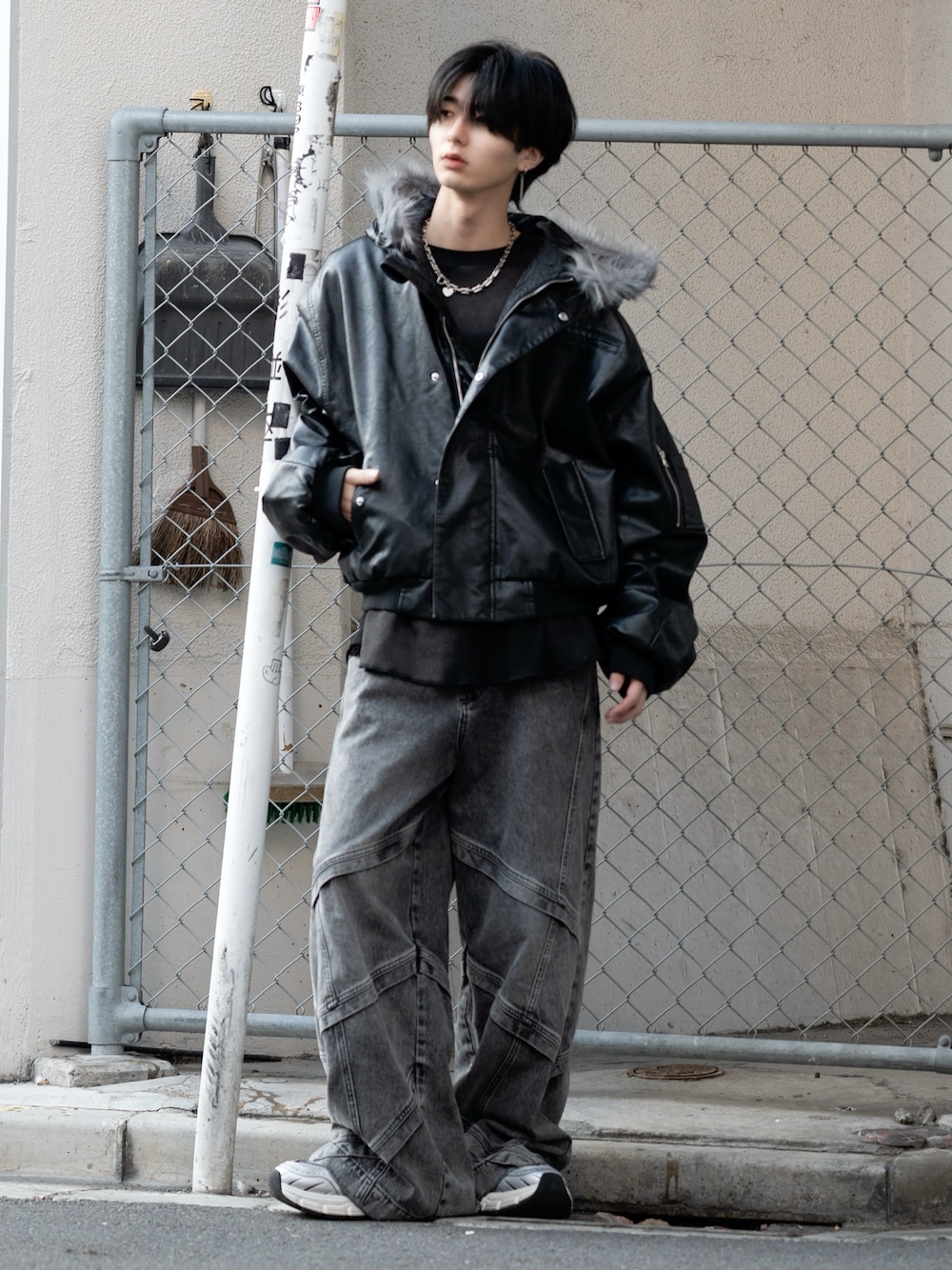 ブラック系のミリタリージャケット、ブラック系のTシャツ/カットソー、ブラック系のデニムパンツを着用したメンズの秋コーディネートの1枚目の写真