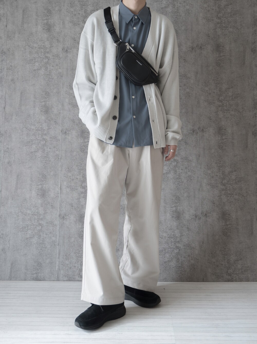 「serace、カーディガン、レイヤードスタイル、ビッグシルエット、ワイドパンツ、白パンツ、厚底シューズ、プチプラ、プチプラコーデ、大学生、シンプルコーデ、春コーデ、ボディバッグ、オーバーサイズ、ゆるコーデ」｜「RAGEBLUEのラグイージークリーンシャツ（シャツ/ブラウス、ブルー系）」を使った、まささん（メンズ・178cm）の冬コーディネートの1枚目の写真
