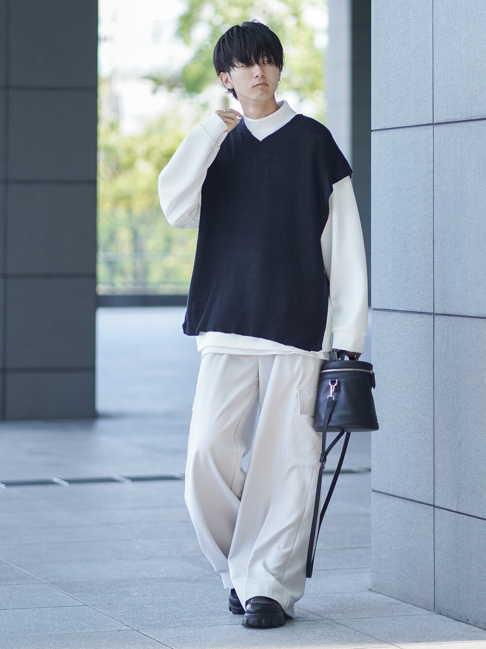 「レイヤードスタイル、モノトーン、モノトーンコーデ、ミニバッグ、カーゴパンツ、ワイドパンツ、バニティバッグ、モックネック、秋コーデ、秋服準備はじめました、休日スタイル、シンプルスタイル、お出かけコーデ、きれいめカジュアル、ニットベスト」｜「ETELIOの畦編みサイドスリットVネックニットベスト（ベスト、ブラック系）」を使った、まささん（メンズ・178cm）の夏コーディネートの1枚目の写真