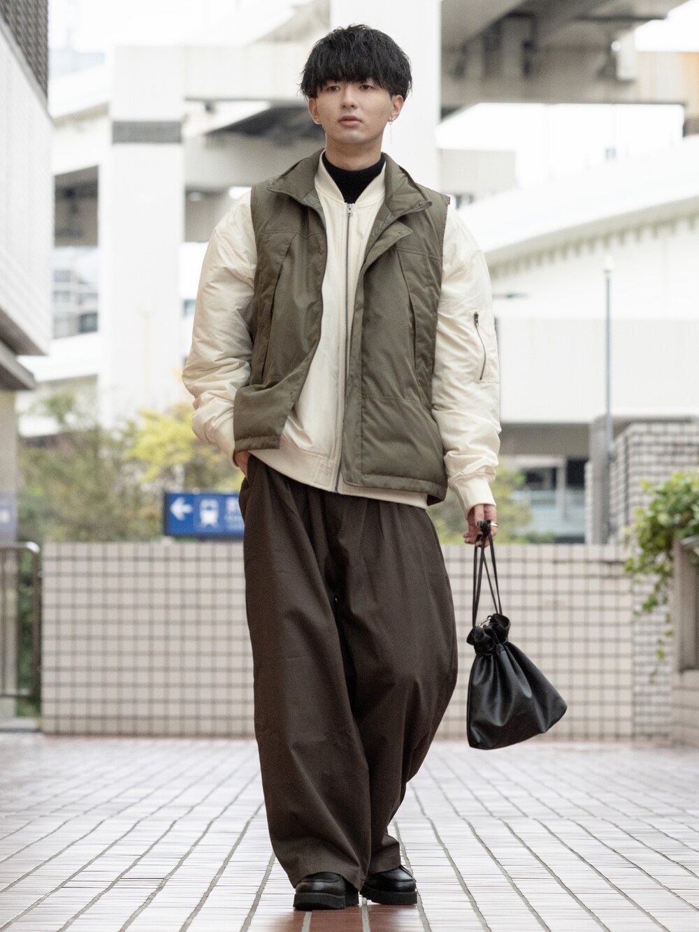 「WEARハロウィン2022、ブラウン、ワイドパンツ、チノパン、レイヤードスタイル、ビッグシルエット、オーバーサイズ、大学生、ベスト、MA-1、ミニバッグ、秋コーデ、休日スタイル、厚底シューズ、gloster」｜「GLOSTERの【GLOSTER/グロスター】MA-1 FLIGHT JACKET フライトジャケット ミリタリー（ブルゾン、ホワイト系）」を使った、まささん（メンズ・178cm）の秋コーディネートの1枚目の写真