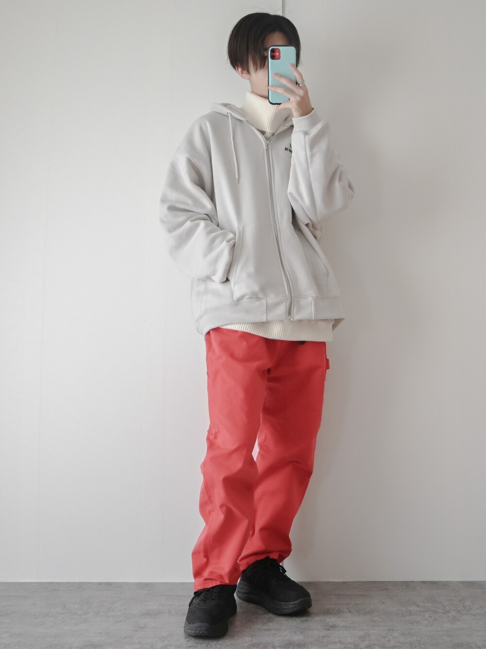 「カラーパンツ、クリスマスに着たい服、ビッグシルエット、フルジップパーカー、ストリートMIX、ストリート、厚底シューズ、厚底スニーカー、Junred、紅白コーデ、大学生、ワイドパンツ、ペインターパンツ、休日コーデ、タートルネック」｜「UNIITの【UNIIT/ユニット】カルゼニットフリースルーズタートルネックセーター（ニット/セーター、ホワイト系）」を使った、まささん（メンズ・178cm）の冬コーディネートの1枚目の写真