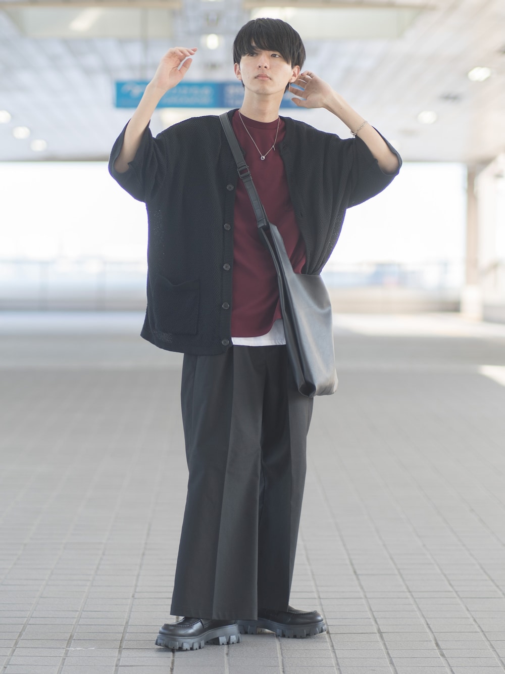 「フレアパンツ、ワイドパンツ、スラックス、ローファー、厚底シューズ、カーディガン、マルシェバッグ、レイヤードスタイル、シンプルコーデ、きれいめカジュアル、大学生、夏コーデ、プチプラ、プチプラコーデ、休日スタイル」｜「ETELIOのビッグシルエット鹿の子編み5分袖サマーカーディガン（カーディガン/ボレロ、ブラック系）」を使った、まささん（メンズ・178cm）の夏コーディネートの1枚目の写真