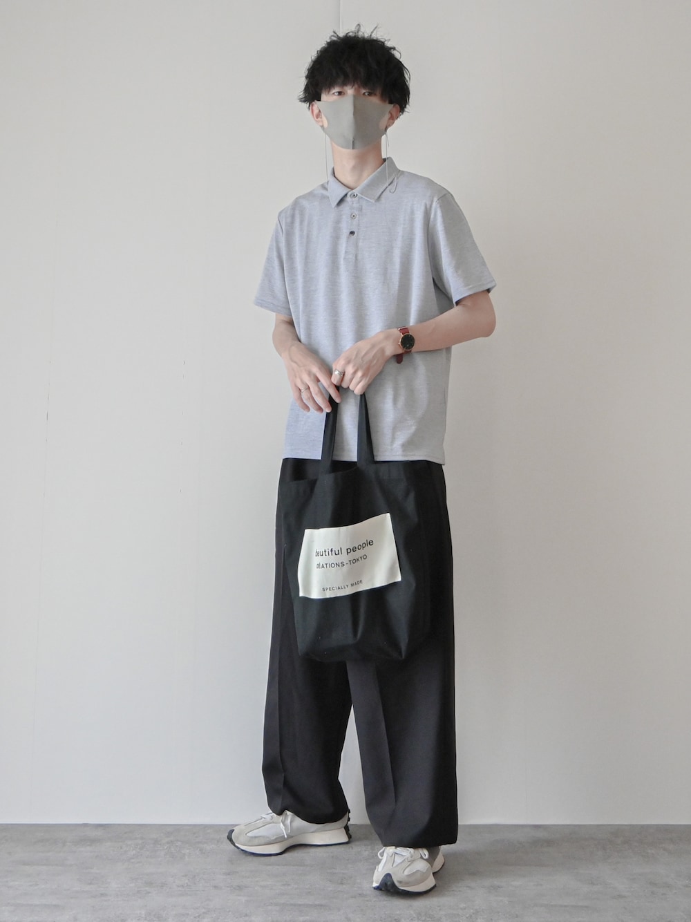 「ポロシャツ、ワイドパンツ、トートバッグ、厚底シューズ、厚底スニーカー、ゆるコーデ、大学生、夏コーデ、ビッグシルエット、オーバーサイズ、New Balance、きれいめカジュアル、春夏コーデ、モノトーン、モノトーンコーデ」｜「URBAN RESEARCH ROSSO MENの『XLサイズあり』ハイパフォーマンス鹿の子ポロシャツ（ポロシャツ、グレー系）」を使った、まささん（メンズ・178cm）の夏コーディネートの1枚目の写真