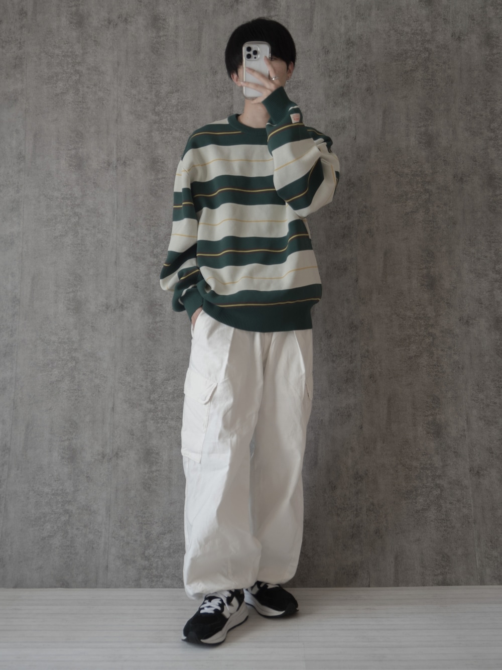 「ボーダー、ボーダートップス、ボーダーニット、カーゴパンツ、ニット、オーバーサイズ、ビッグシルエット、大学生、白パンツ、ワイドパンツ、プチプラコーデ、RAGEBLUE、シンプルコーデ、classicalelf、New Balance」｜「Javaの《JaVaジャバ コラボ》レトロ魅せ。マルチボーダーメンズライクオーバーサイズニット（ニット/セーター、グリーン系）」を使った、まささん（メンズ・178cm）の冬コーディネートの1枚目の写真