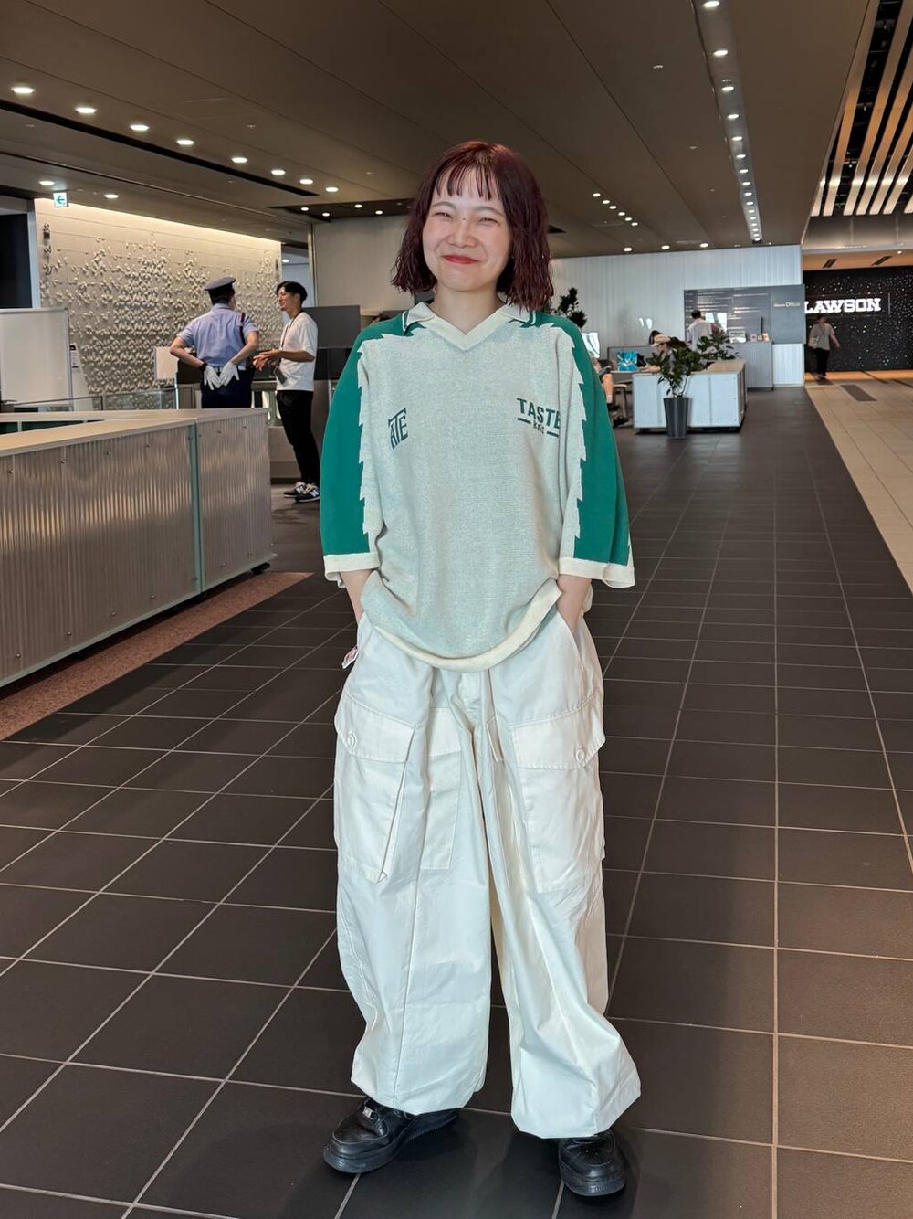 ベージュ系のその他パンツを着用したレディースの夏コーディネートの1枚目の写真