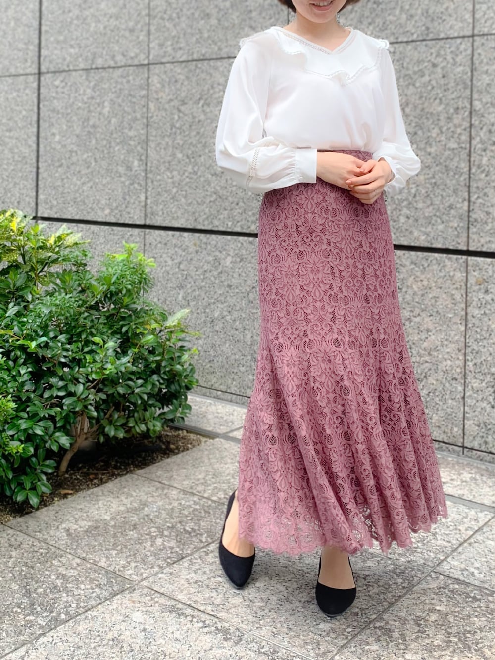 「スタッフセンバツ、スタッフコーデ、おしゃれさんと繋がりたい、秋コーデ、マーメイドスカート、レーススカート、オトナ女子、大人かわいい、ブラウス」｜「STRAWBERRY-FIELDSのリリックレース　スカート（スカート、ピンク系）」を使った、UNIVERVALMUSEﾕﾆﾓｰﾙさん（レディース・163cm）の秋コーディネートの1枚目の写真