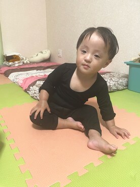 「UNIQLO（ユニクロ）のアイテム（Tシャツ/カットソー、ブラック系）」を使った、桜ノママさん（キッズ・110cm）の冬コーディネート