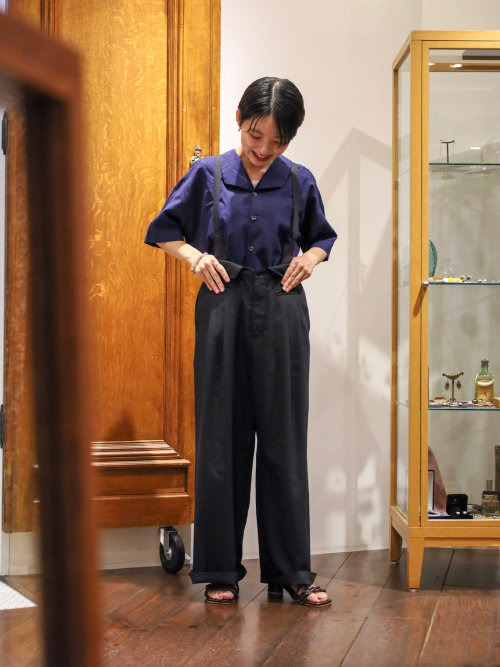 「キレイめカジュアル、シンプルスタイル、夏コーデ、夏、低身長、低身長コーデ、ootd、トラッド、トラッドスタイル、サロペット」｜「FIL DE FERのコンパクトローン　変形カラーシャツ（シャツ/ブラウス、ブルー系）」を使った、mis.さん（レディース・149cm）の夏コーディネートの1枚目の写真