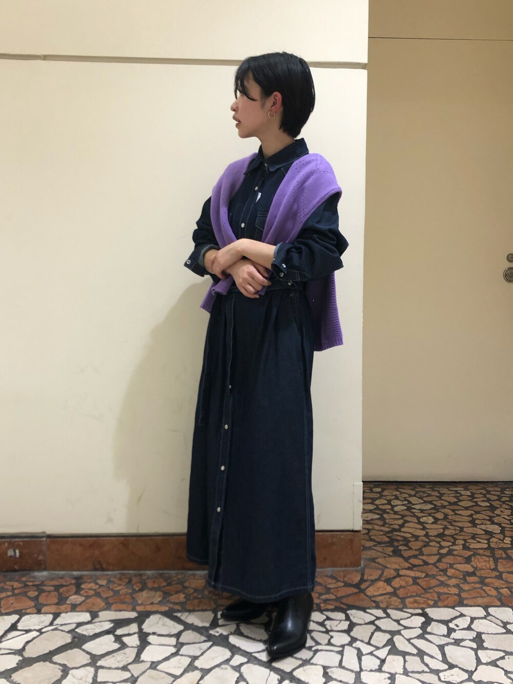 「シャツワンピース、シャツワンピ、ニット、肩掛け、ブーツ、低身長、低身長コーデ、ootd、春コーデ、冬コーデ」｜「NOMBRE IMPAIRのアイテム（オールインワン・サロペット、ブラウン系）」を使った、mis.さん（レディース・149cm）の冬コーディネートの1枚目の写真