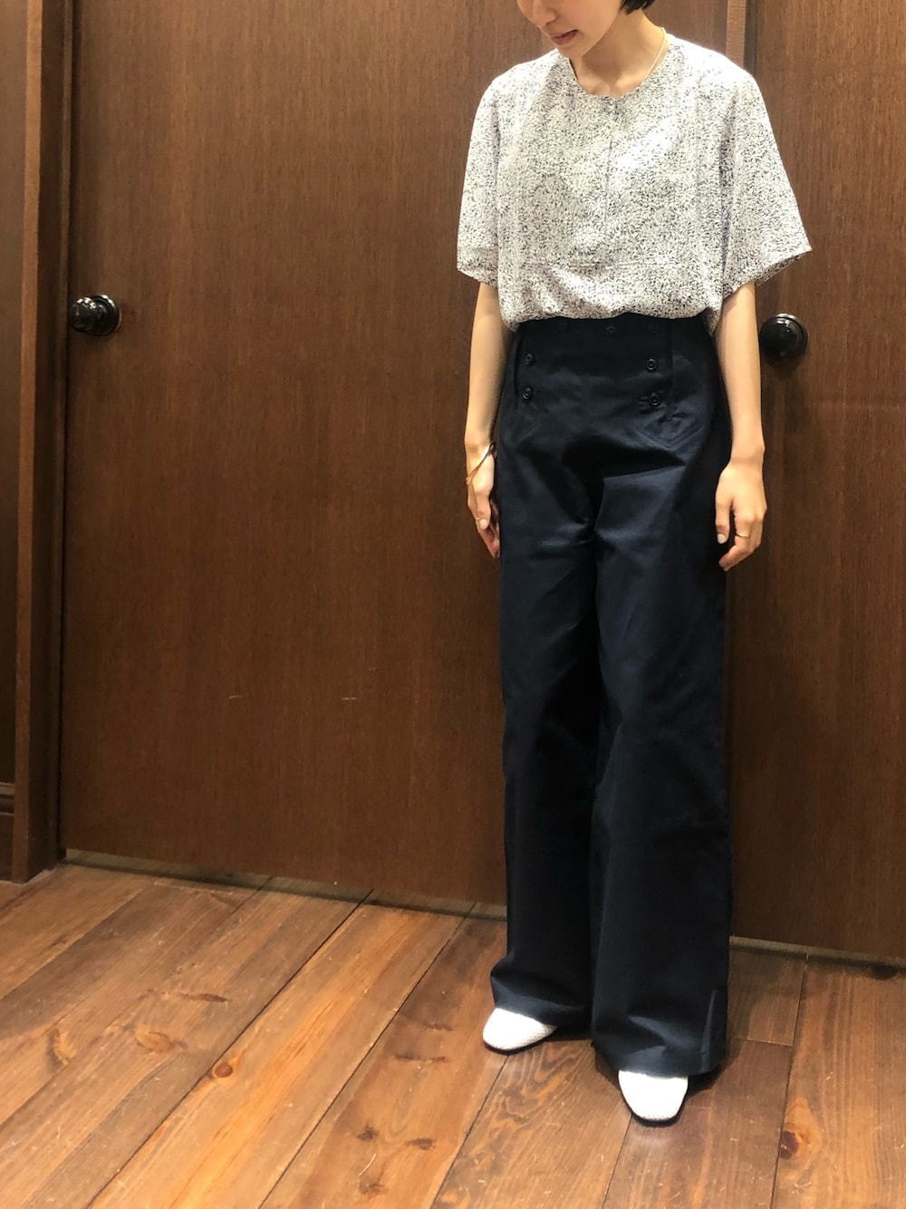 「柄ブラウス、ブラウス、夏コーデ、夏、マリンパンツ、パンツスタイル、パンツコーデ、低身長、低身長コーデ、ootd」｜「NOMBRE IMPAIRのミニリーフPT　クルーネックブラウス（シャツ/ブラウス、ホワイト系）」を使った、mis.さん（レディース・149cm）の夏コーディネートの1枚目の写真