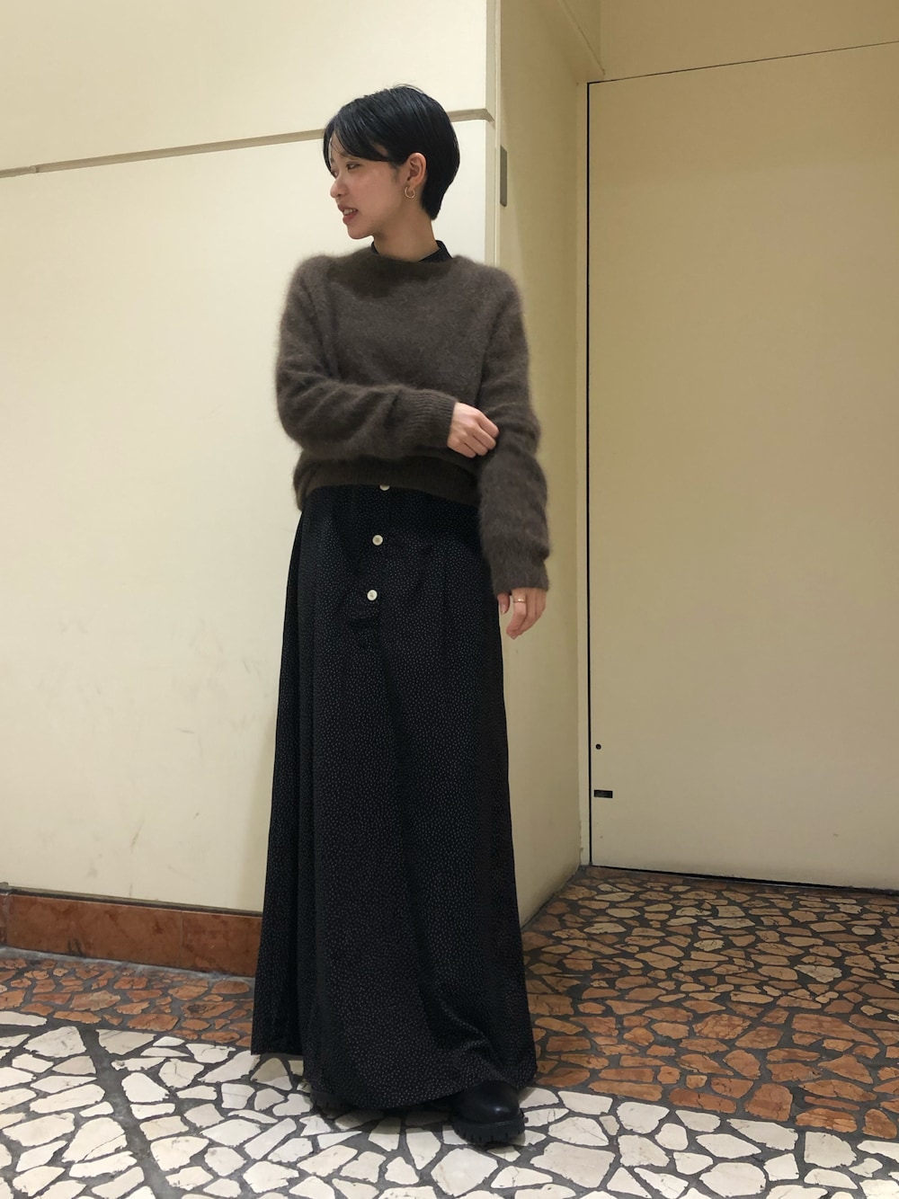 「冬、ワンピース、ワンピーススタイル、ふわふわニット、ニット、低身長、低身長コーデ、冬コーデ、キレイめ、ootd」｜「NOMBRE IMPAIRのブラッシュウール　クルーネックニット（ニット/セーター、ブラウン系）」を使った、mis.さん（レディース・149cm）の冬コーディネートの1枚目の写真