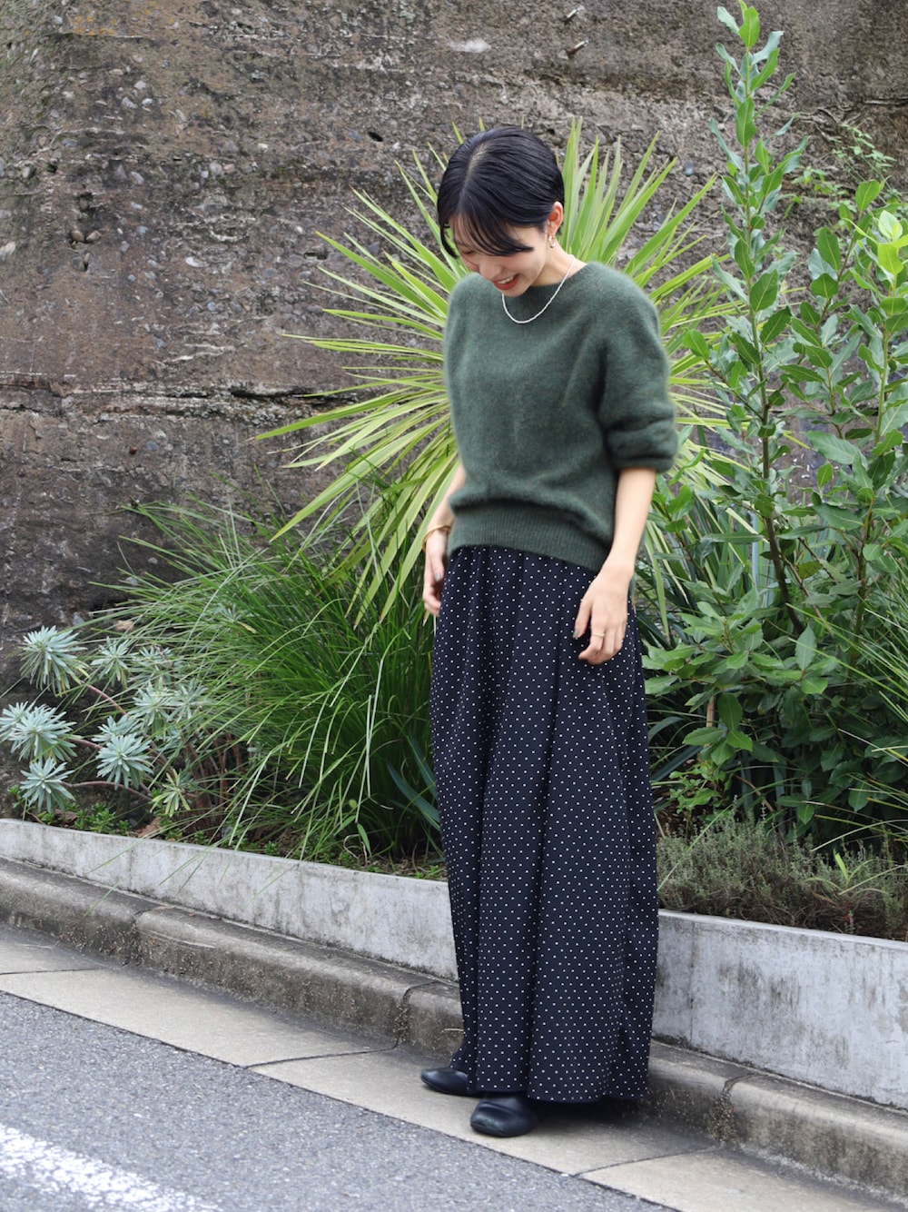「ニット、ウールニット、ロングスカート、パールネックレス、低身長、低身長コーデ、ootd、秋冬コーデ、秋冬、スカート、スカートスタイル」｜「NOMBRE IMPAIRのブラッシュウール　クルーネックニット（ニット/セーター、グリーン系）」を使った、mis.さん（レディース・149cm）の秋コーディネートの1枚目の写真