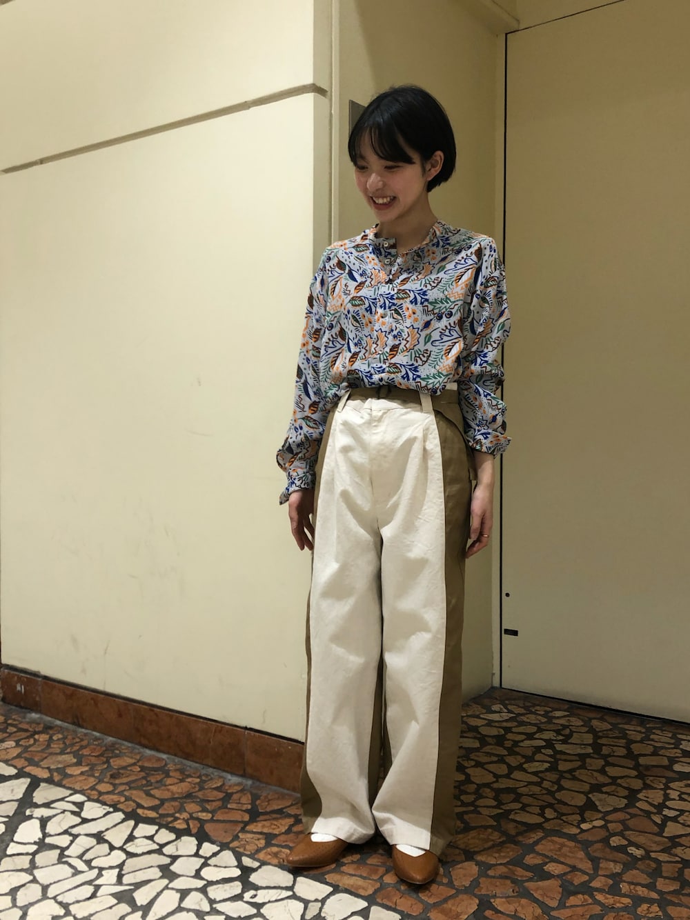 「春コーデ、大人カジュアル、柄ブラウス、ブラウス、ootd、低身長、低身長コーデ、春カラー、春先取り、パンツスタイル」｜「FIL DE FERのラフタッチフラワー　スタンドネックブラウス（シャツ/ブラウス、グレー系）」を使った、mis.さん（レディース・149cm）の冬コーディネートの1枚目の写真