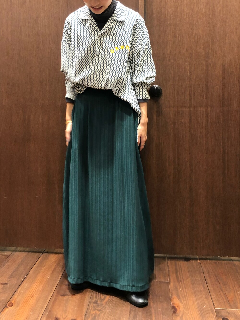 「秋服コーデ、秋服、ロングスカート、ブラウス、スカート、スカートスタイル、低身長、低身長コーデ、ootd、ブーツスタイル」｜「FIL DE FERの変形ヘリンボーンPT　開襟シャツ（シャツ/ブラウス、グリーン系）」を使った、mis.さん（レディース・149cm）の秋コーディネートの1枚目の写真